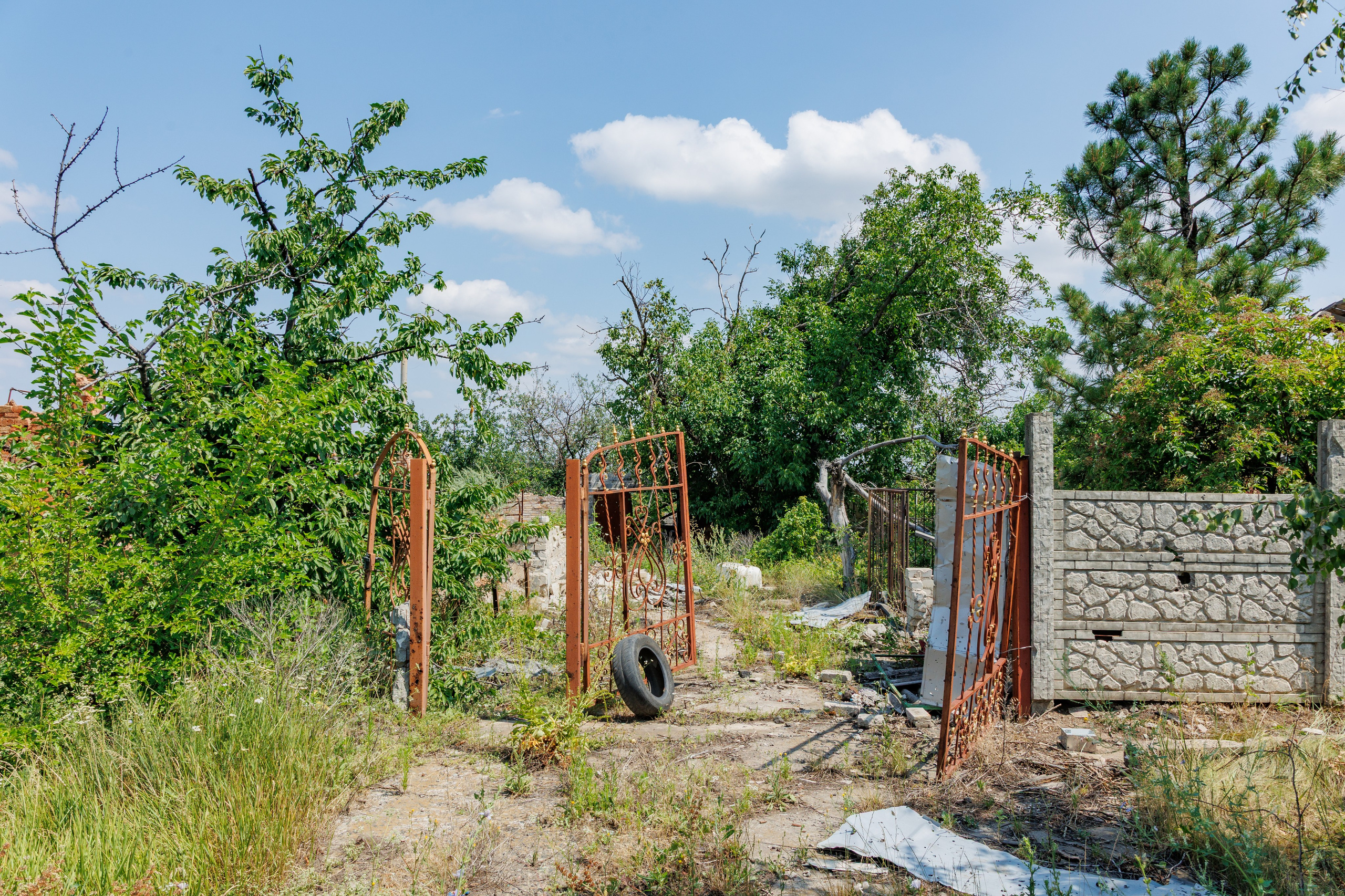 Авдеевка, разрушенный забор в частном секторе
