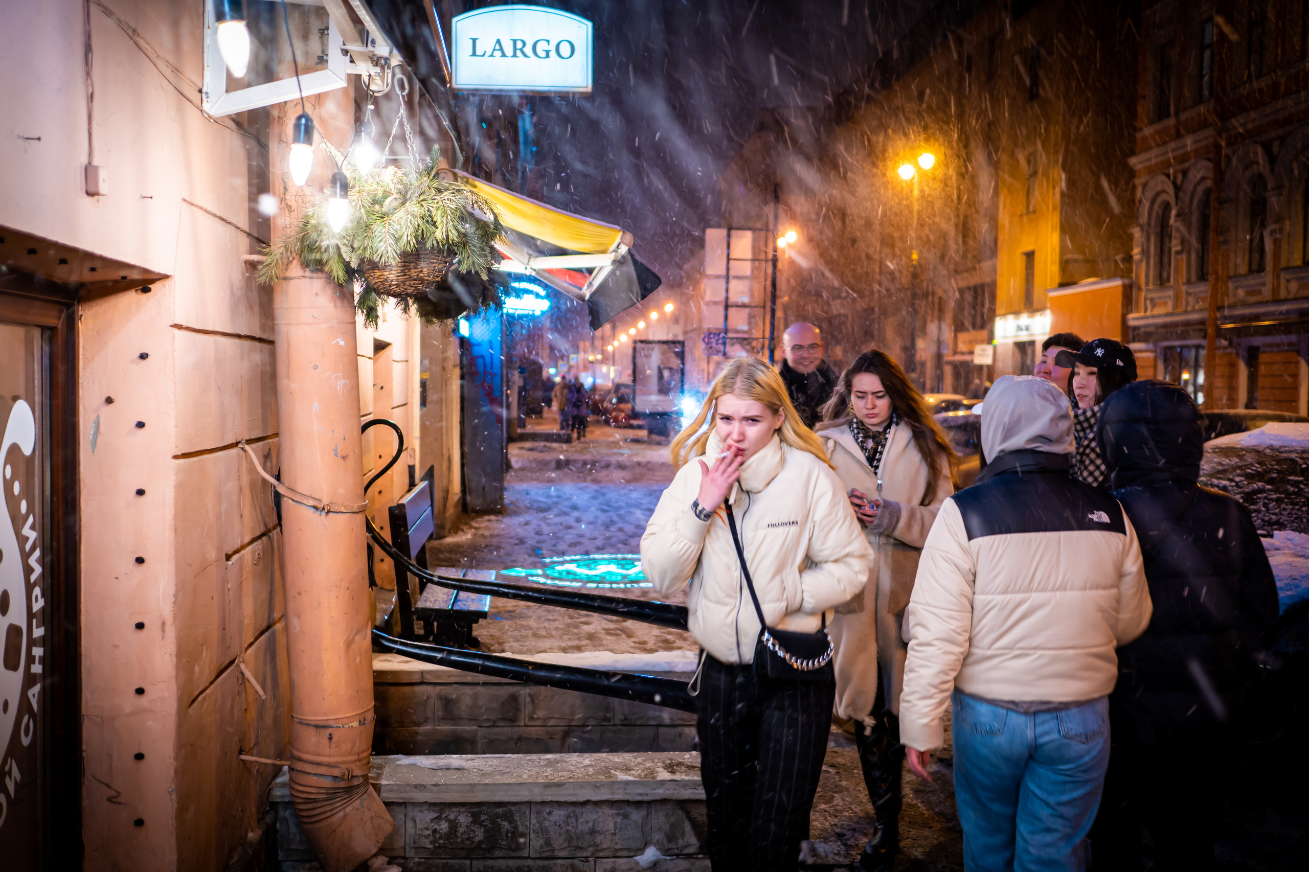 Люди на улице Рубинштейна в Питере в снегу