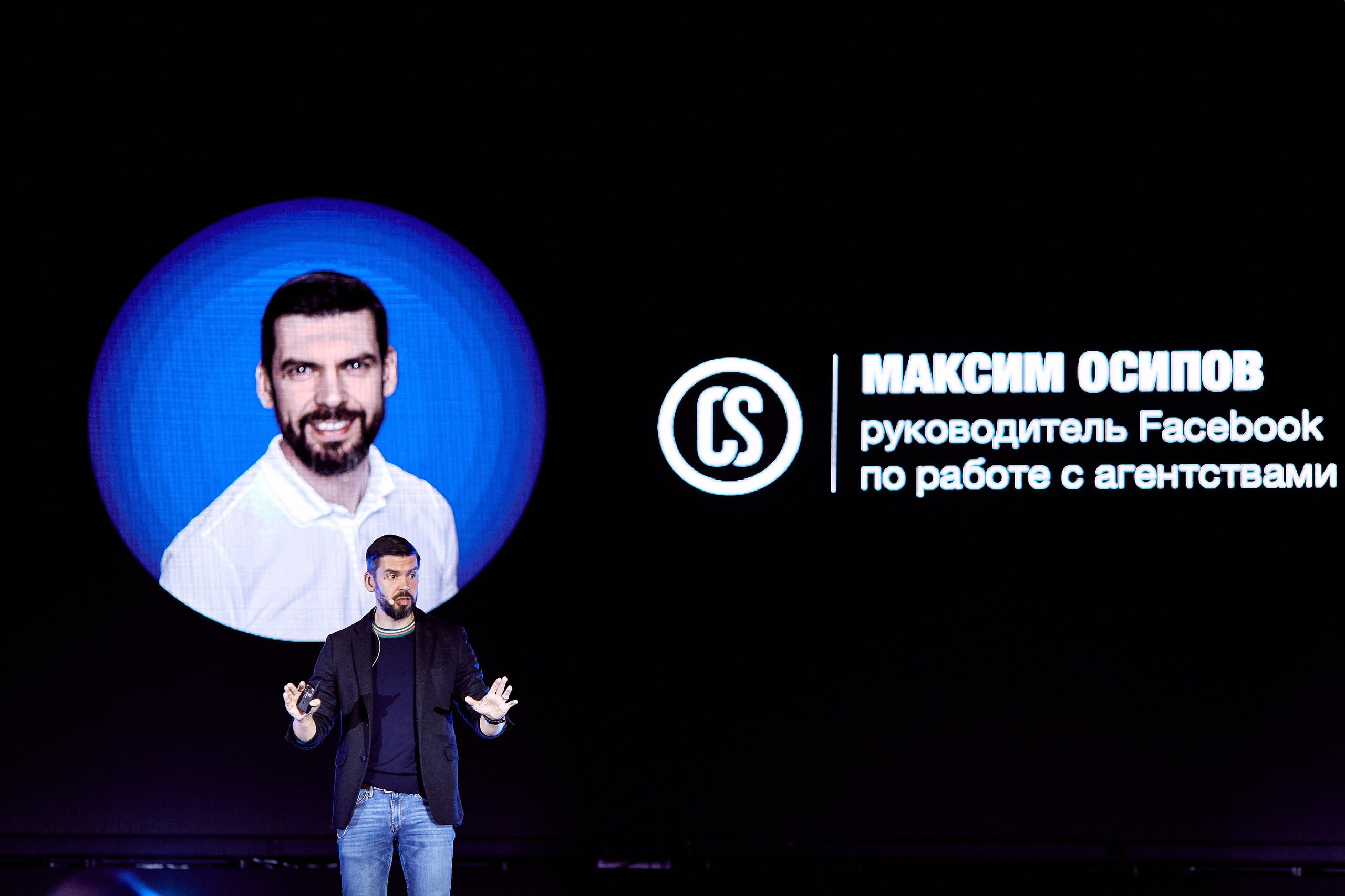 Фотограф на конференции делает кадры во время фотосъёмки – фотография с конференции Facebook