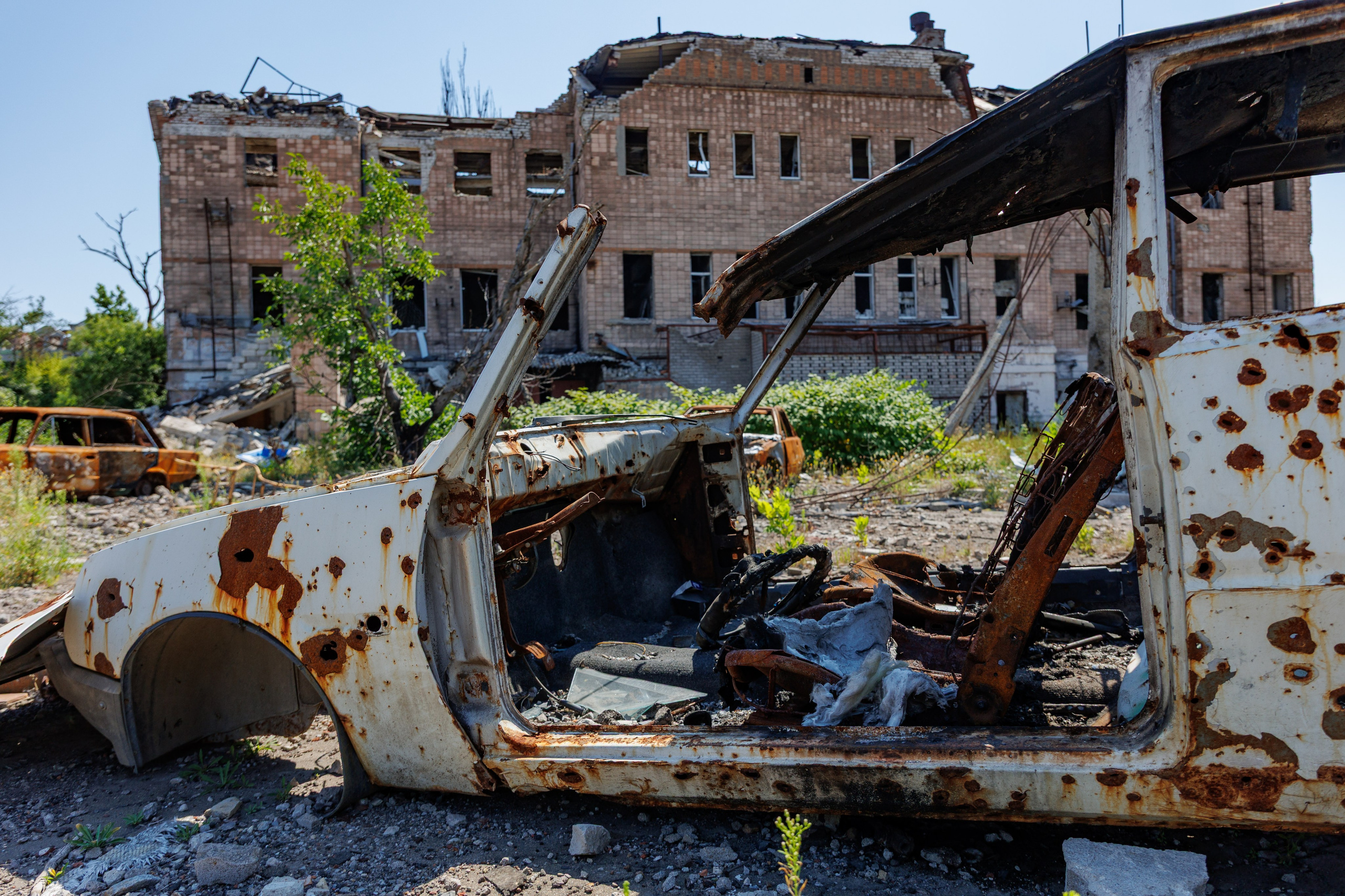 Мариуполь 2025 год, сгоревшие машины