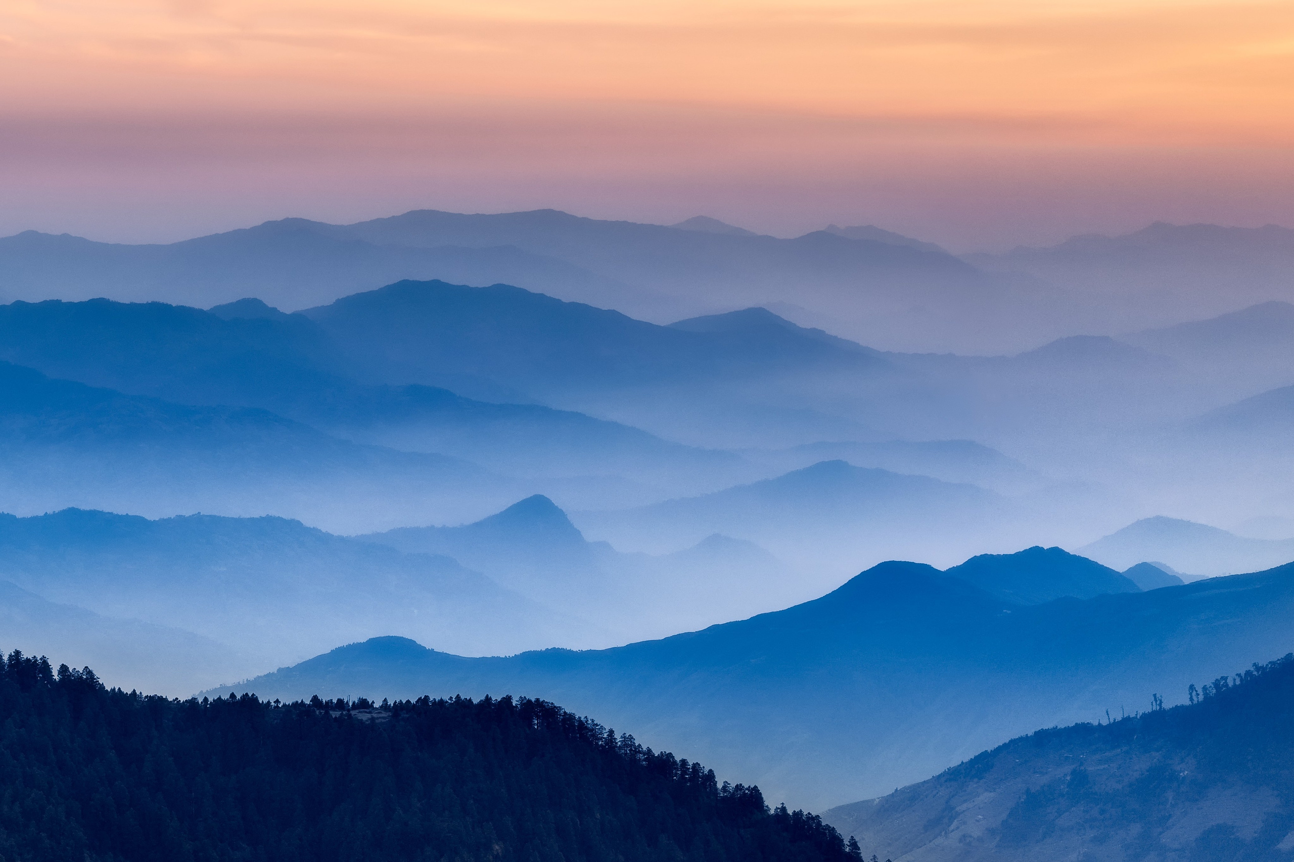 Непал, национальный парк Лангтанг. Закат в Гималаях на высоте 3200 метров.