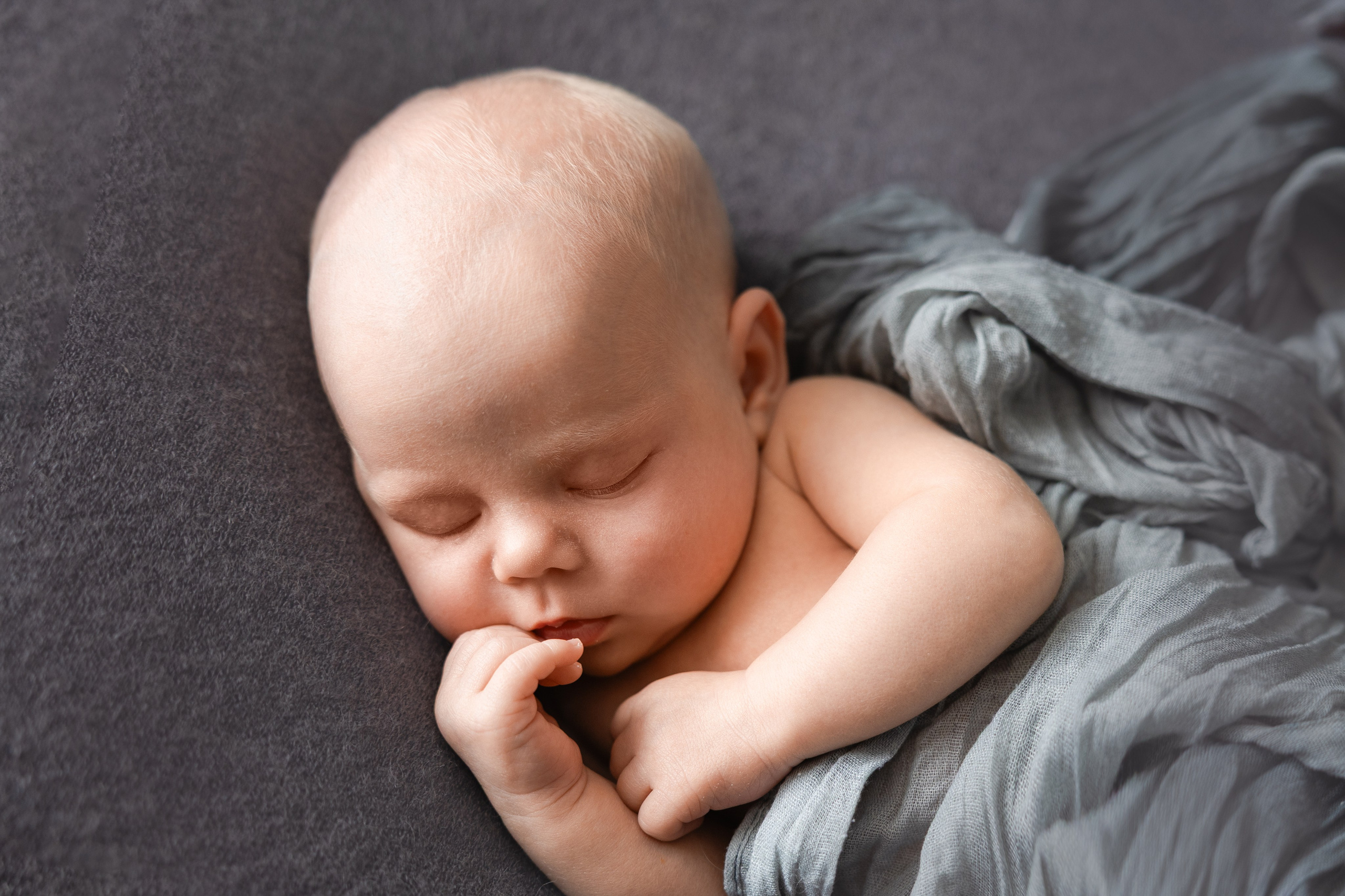 Newborn-фото дома в Екатеринбурге в ткани.