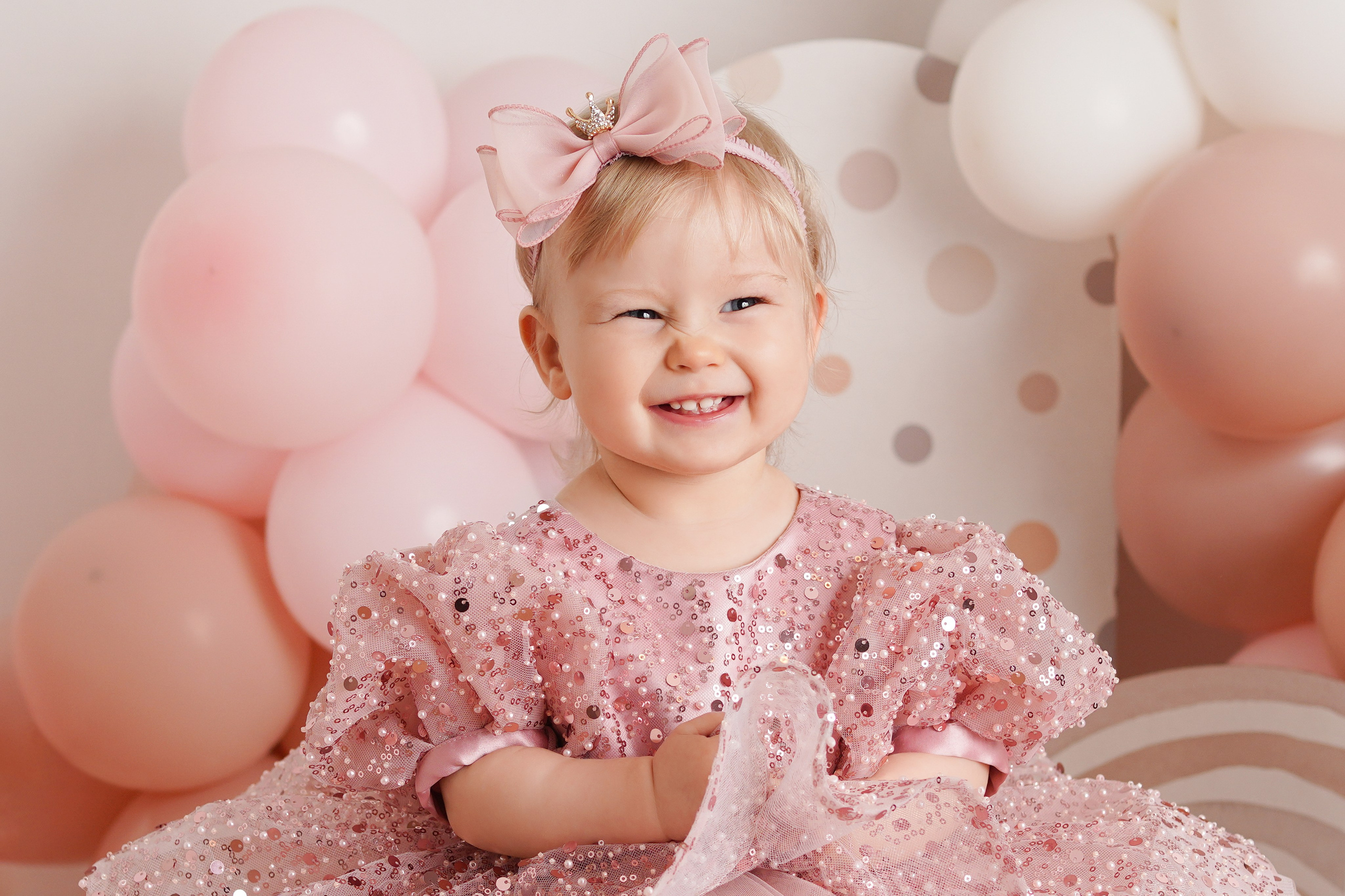 Детская фотосессия прошла в уютной детской фотостудии.