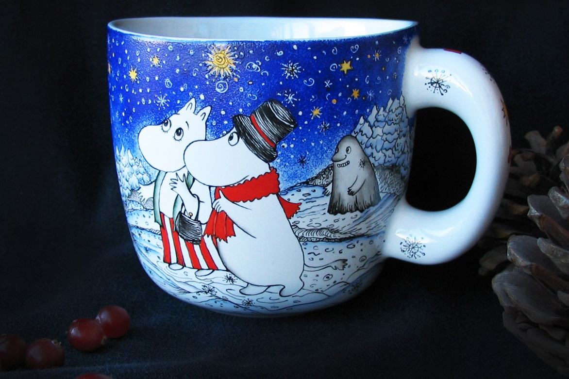 Детская посуда с Муми-троллями. Кружка «Муми-тролли считают звезды». Роспись фарфора на заказ в Санкт-Петербурге. 