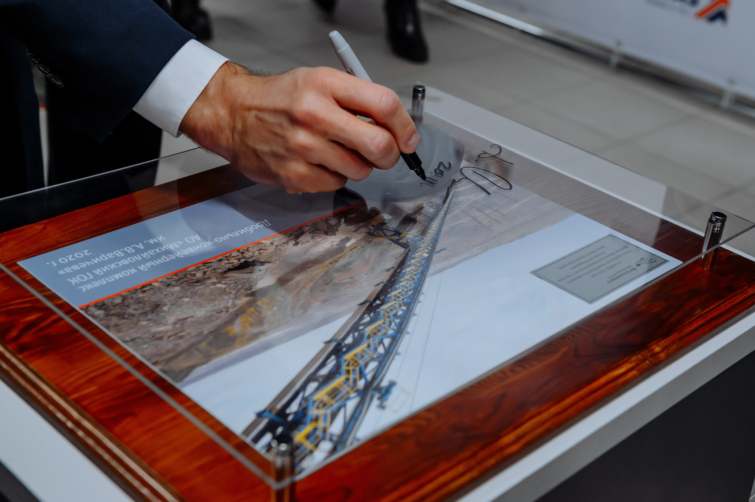 Визит министра промышленности и торговли на завод КЭАЗ. Репортажный и свадебный фотограф в Курске Борис Захарчук