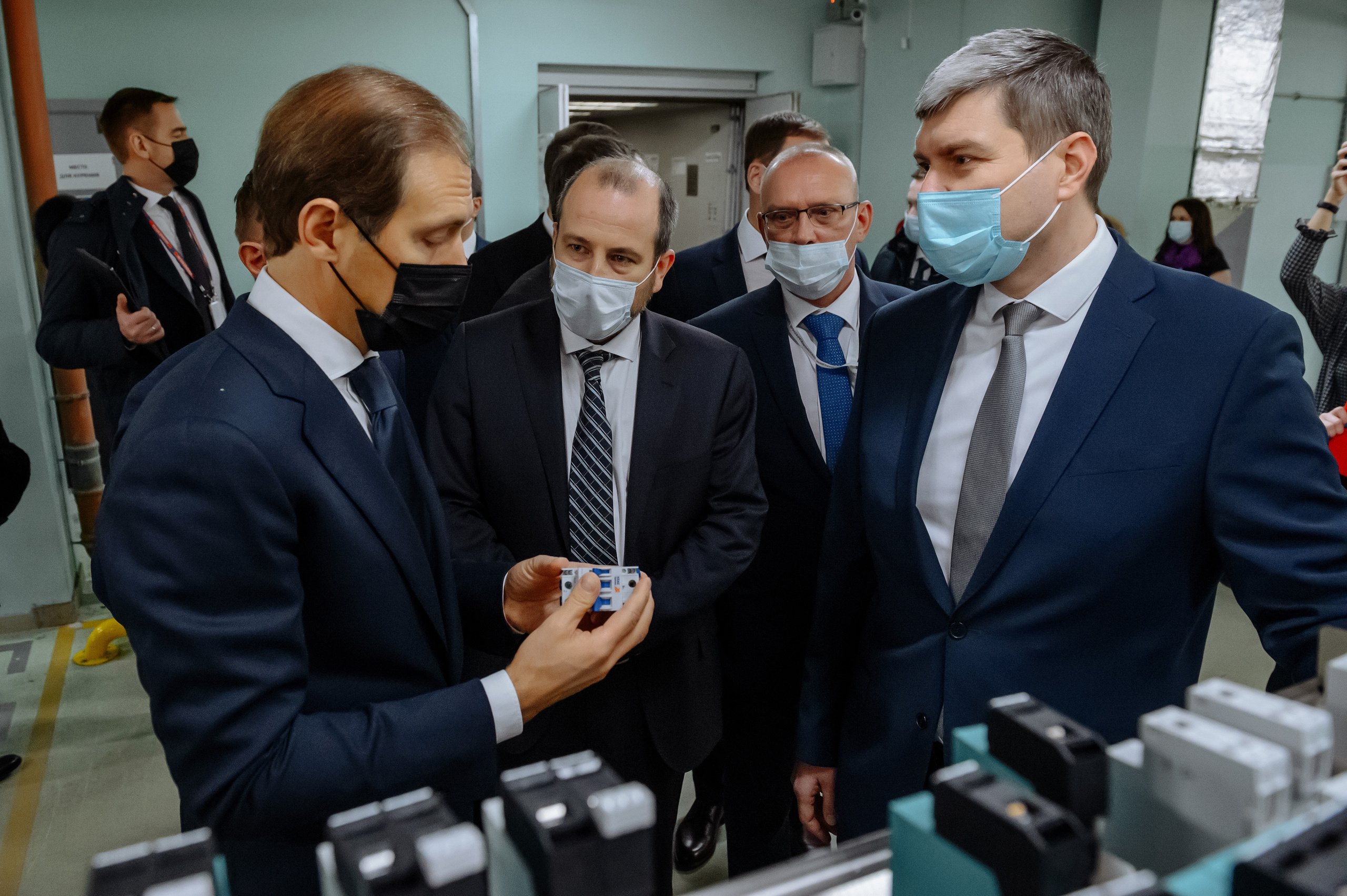 Визит министра промышленности и торговли на завод КЭАЗ. Репортажный и свадебный фотограф в Курске Борис Захарчук