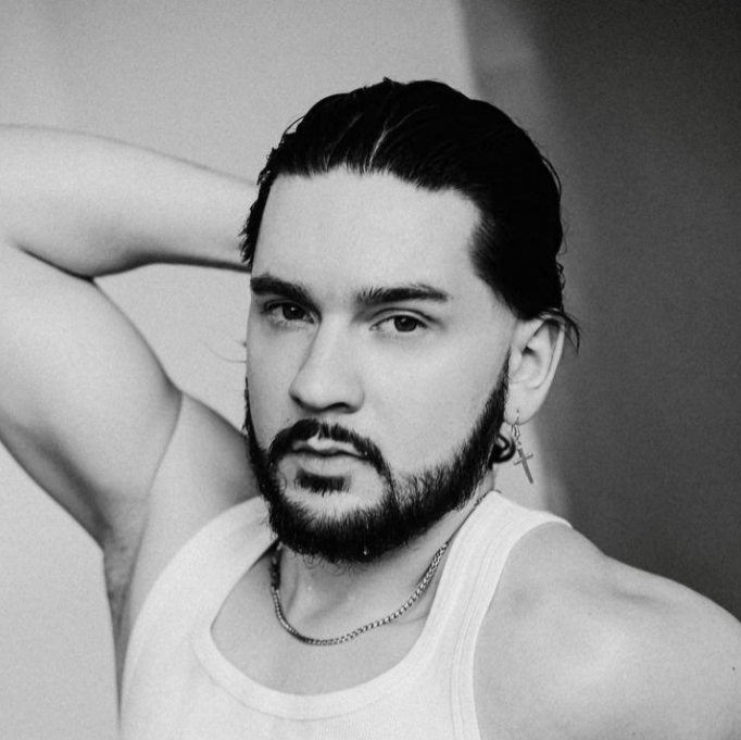 Элегантные мужчины модели для предметной съемки с изюминкой.