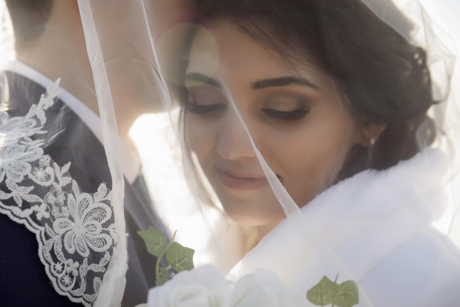 Невеста под фатой обнимается с женихом Свадебный фотограф в Москве Сергей Гаварос