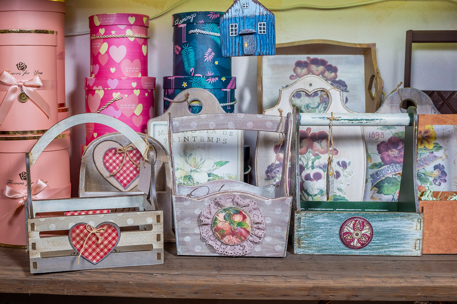 Витрина с корзинками в цветочном магазине на контент фотосессии