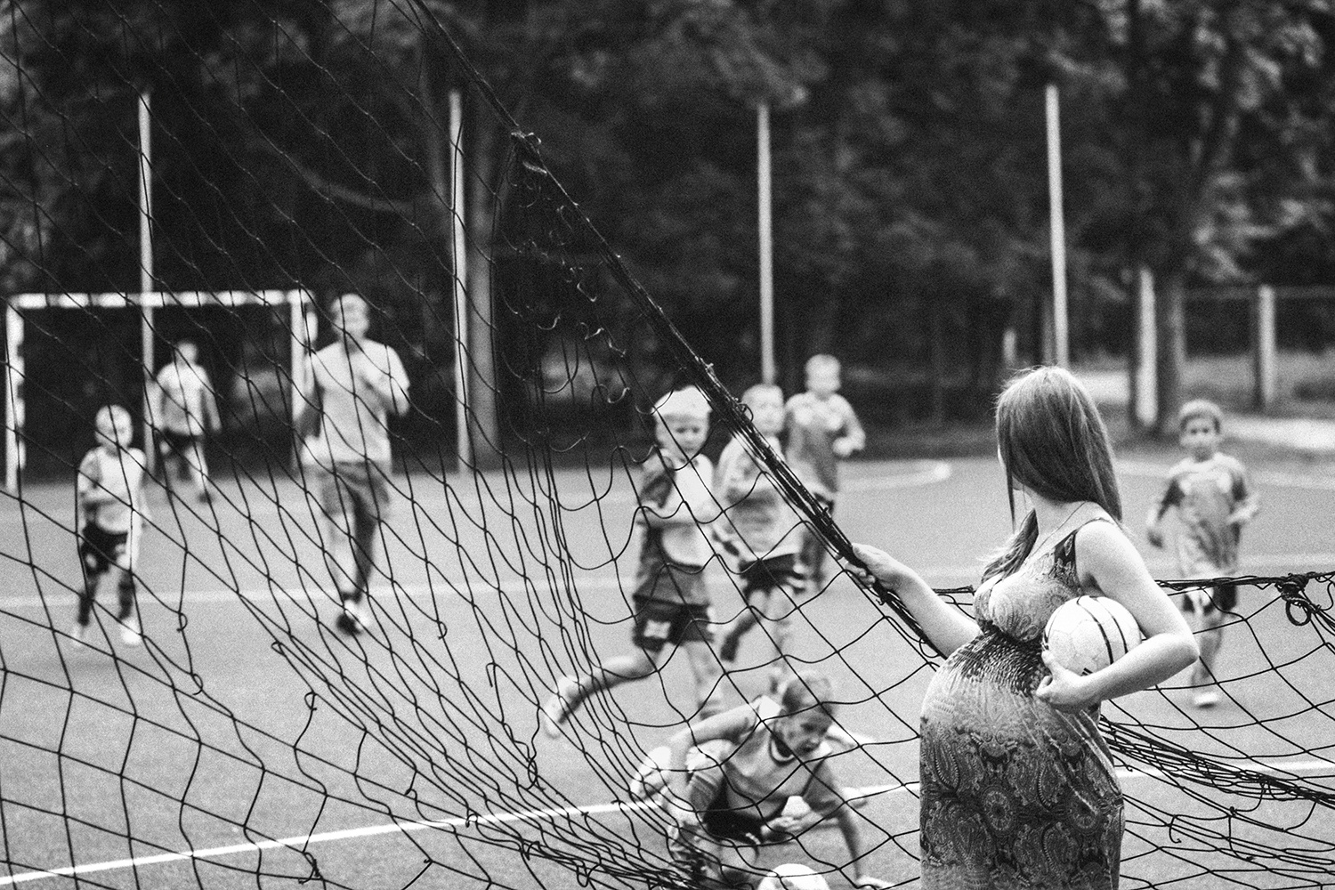 черно-белая фотография про беременную девушку, смотрящую на футбольный матч стала победителем в конкурсе BICFP в номинации Фотография года - Беременность