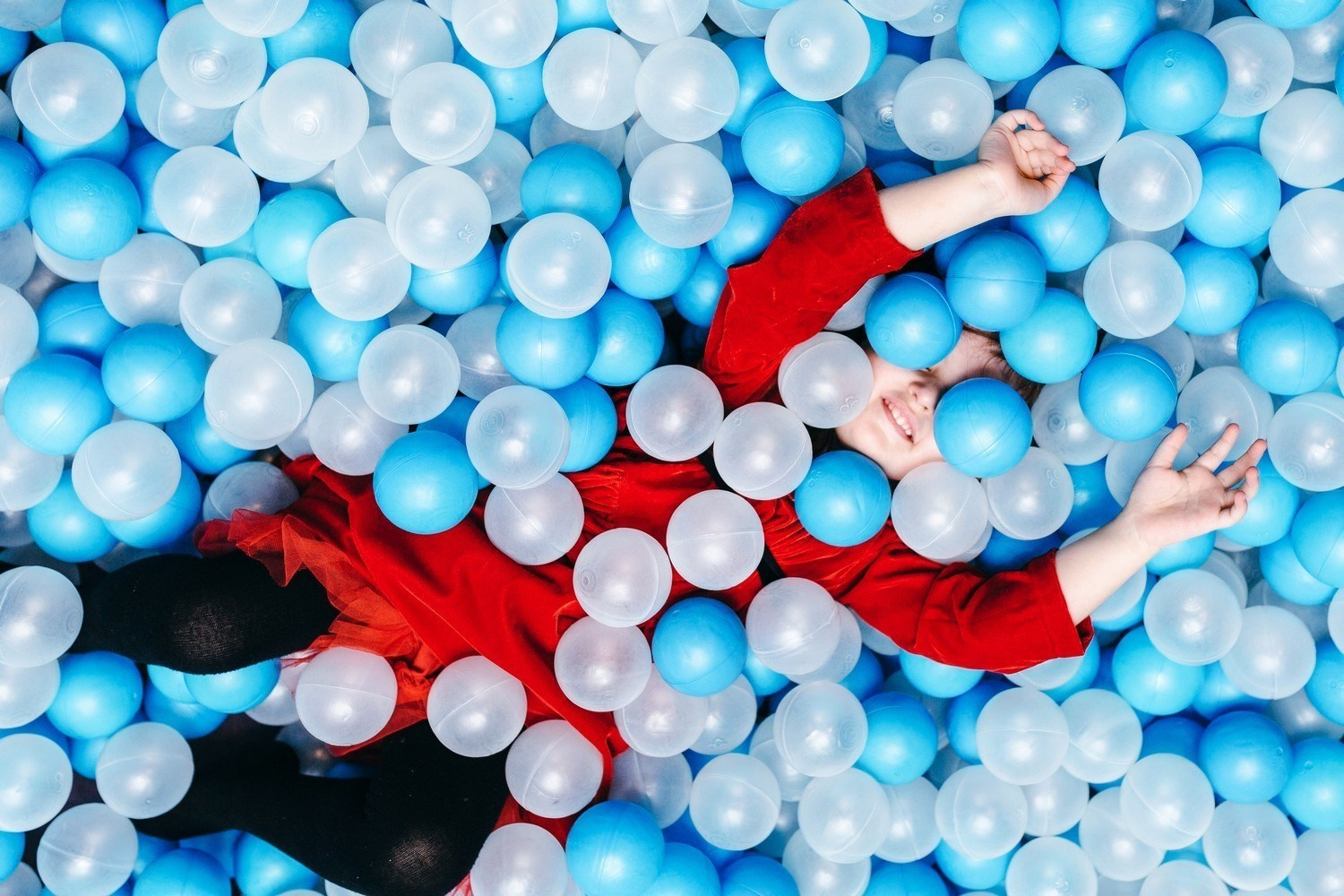 Детский фотограф на мероприятии делает кадр ребенка - фотосъёмка дня рождения девочки