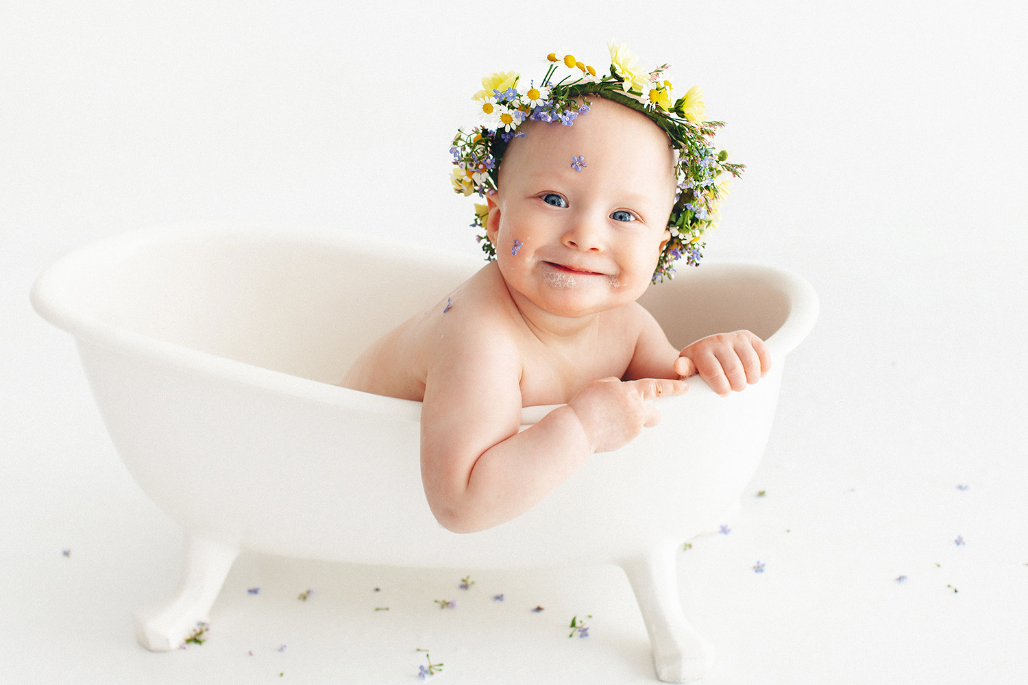 Фотосессия для годовалой Мии с цветами. Детский фотограф в Самаре