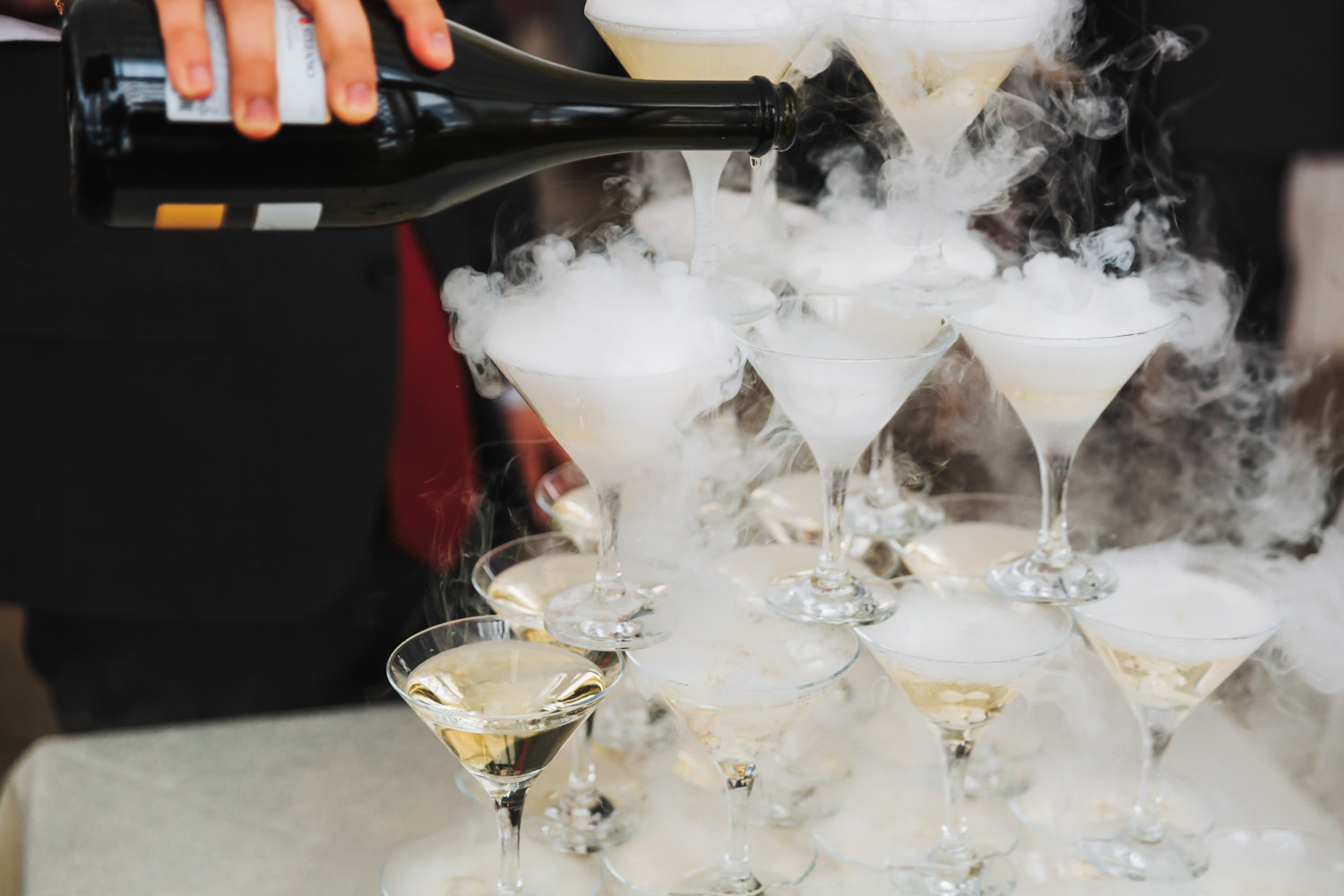 Пирамида из шампанского. Кейтеринг Royal Catering | По Москве и Московской области организуем ресторанное обслуживание