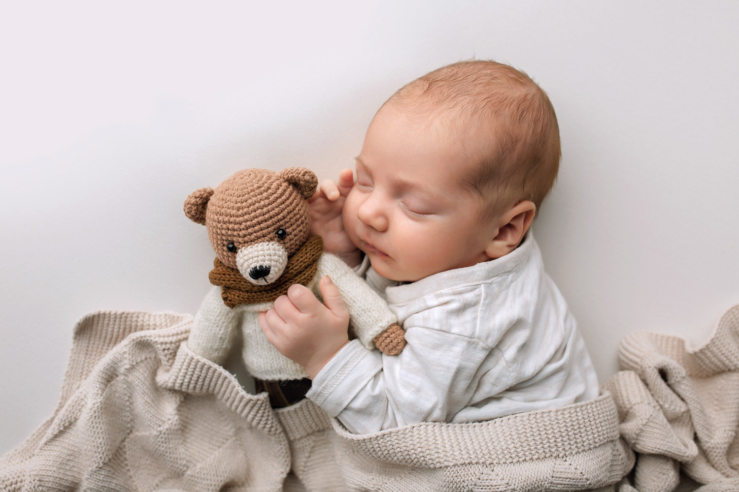 ИГРУШКА МАЛЫША В КАДРЕ. Фотограф новорожденных Оксана Полевская