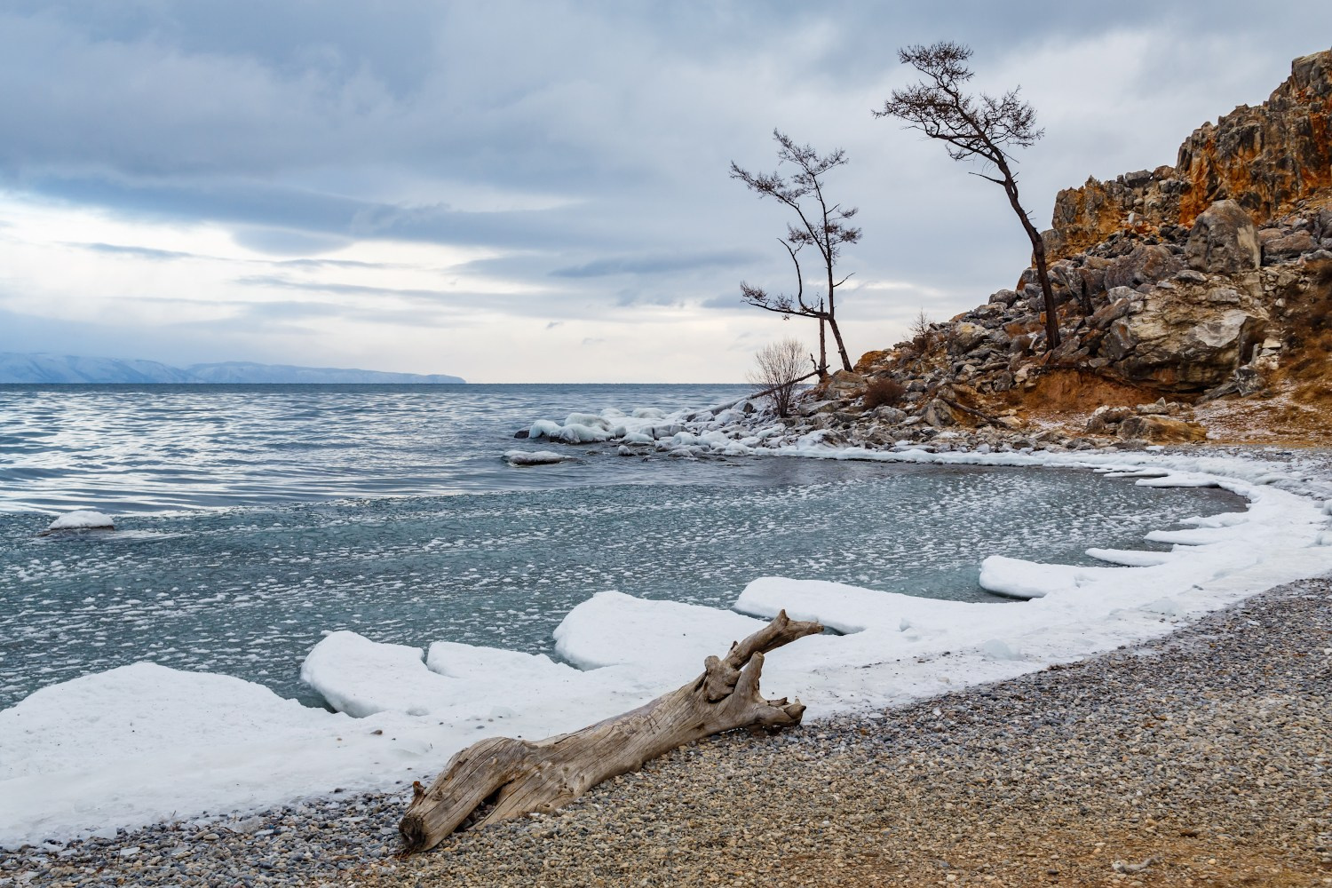 Экскурсия на первый лёд Байкала. Илья Буянов, гид по Байкалу, фотограф — baikalsky.com