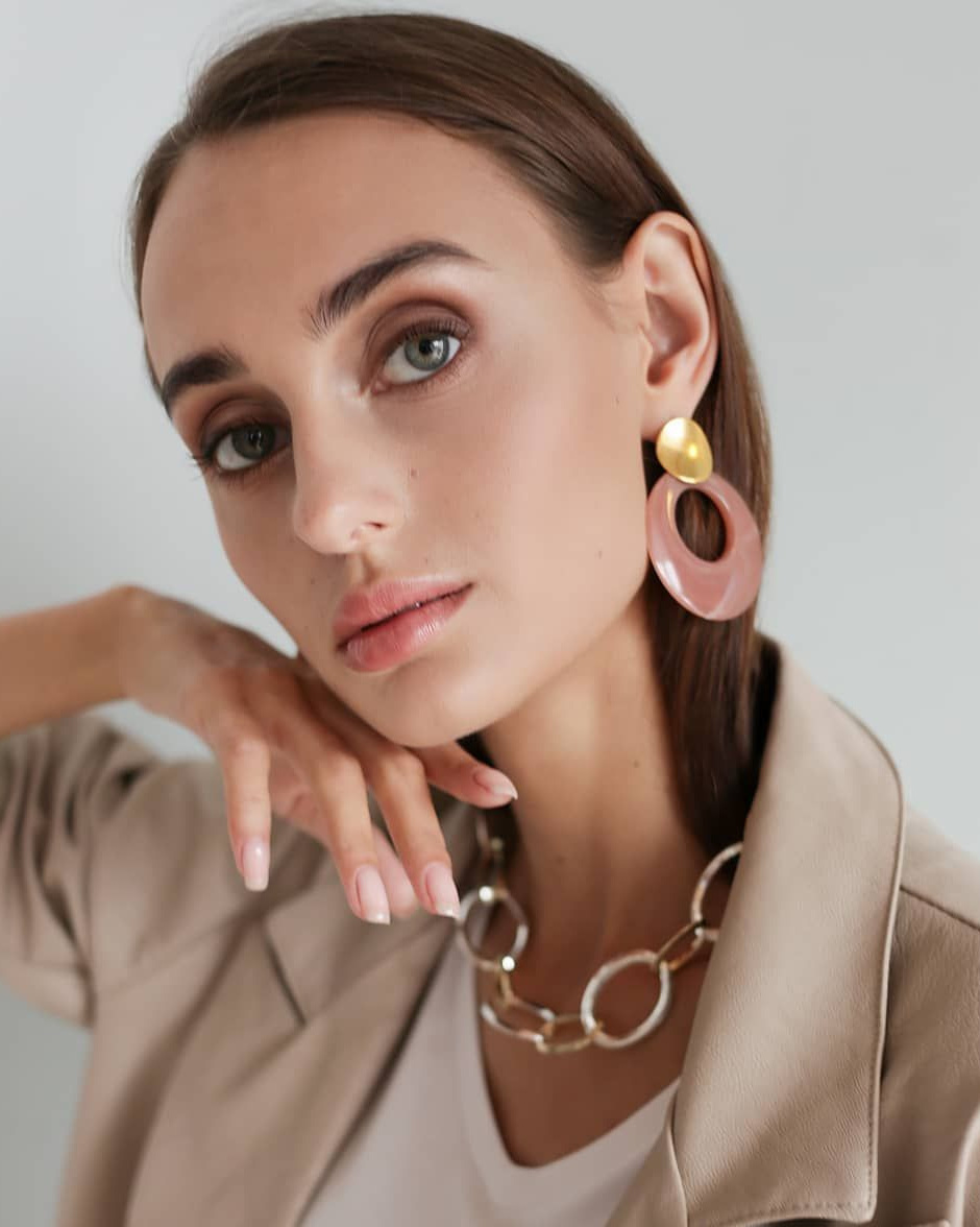 Акцент макияжа глаз, скульптурирование лица