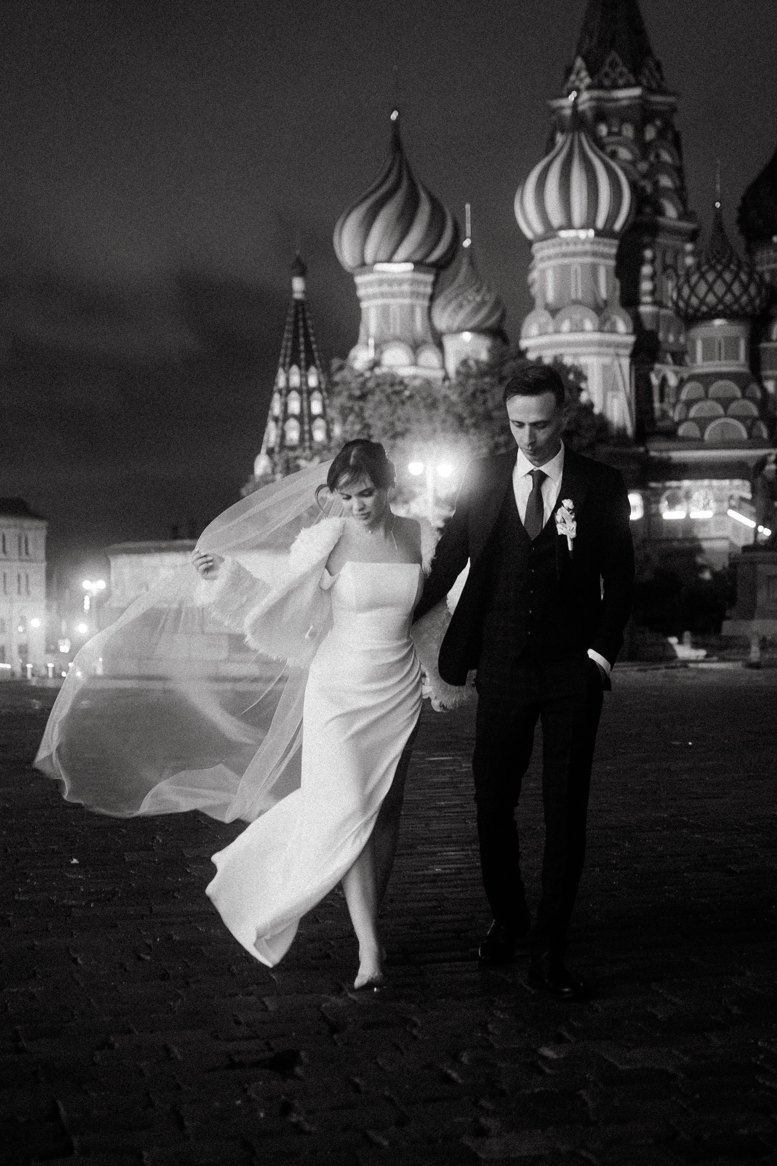 Свадебная фотосессия в Москве – жених и невеста на прогулке по Красной площади
