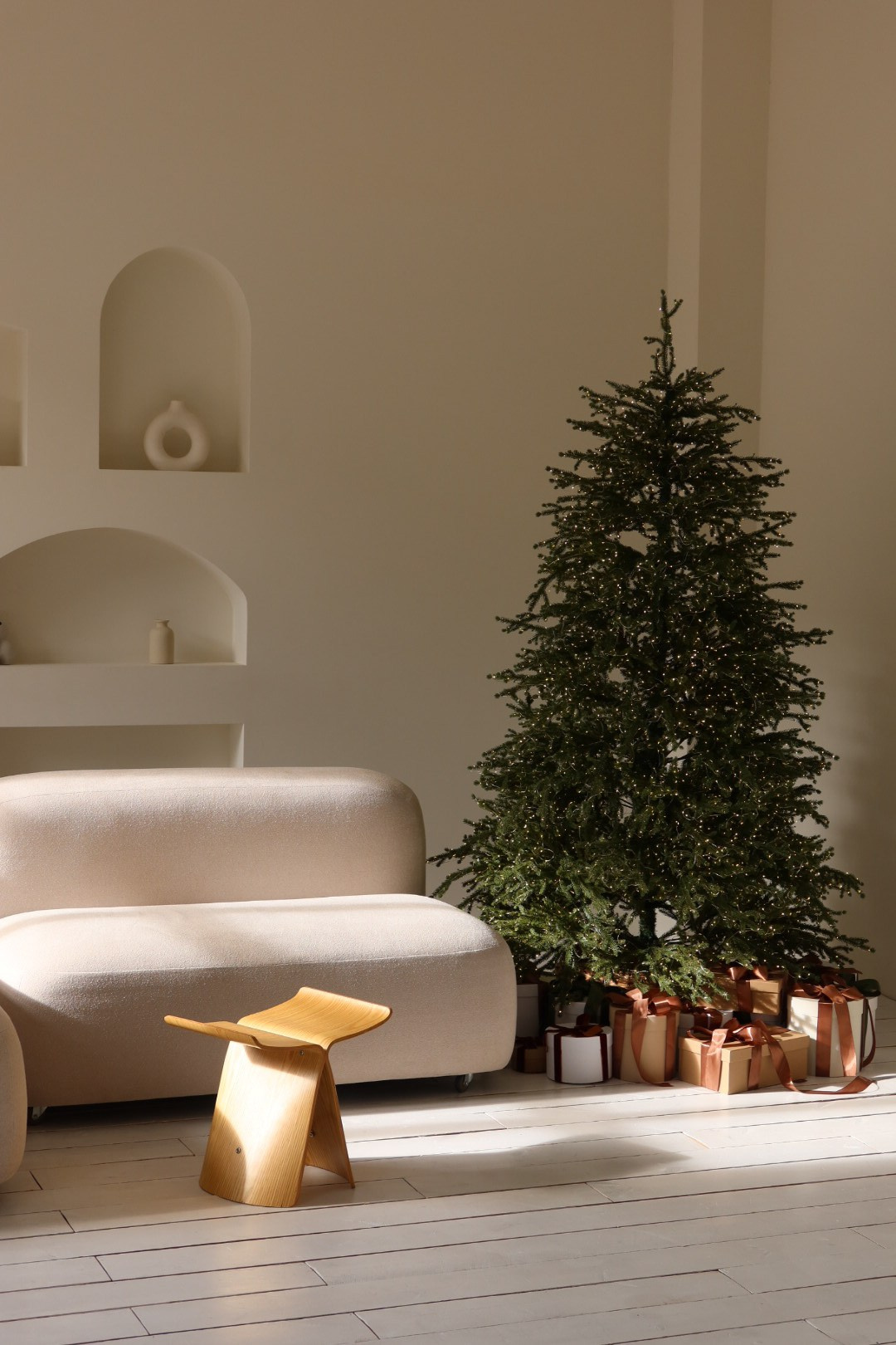 Новогодняя фотосессия в студии Модо Ростов-на-Дону | Минимализм с ёлкой и диваном