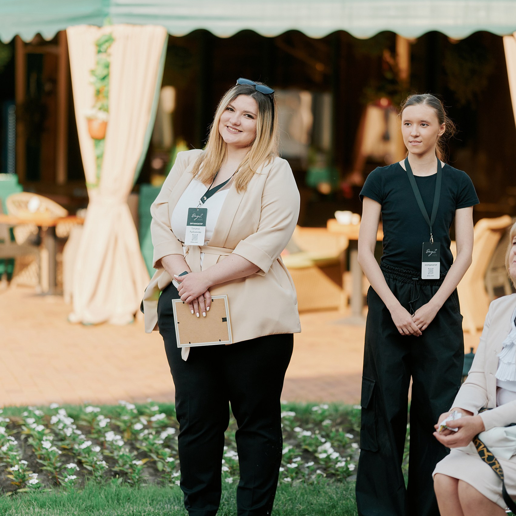 Координатор встречает гостей на выездной церемонии. Встреча гостей на свадьбе — работа координатора