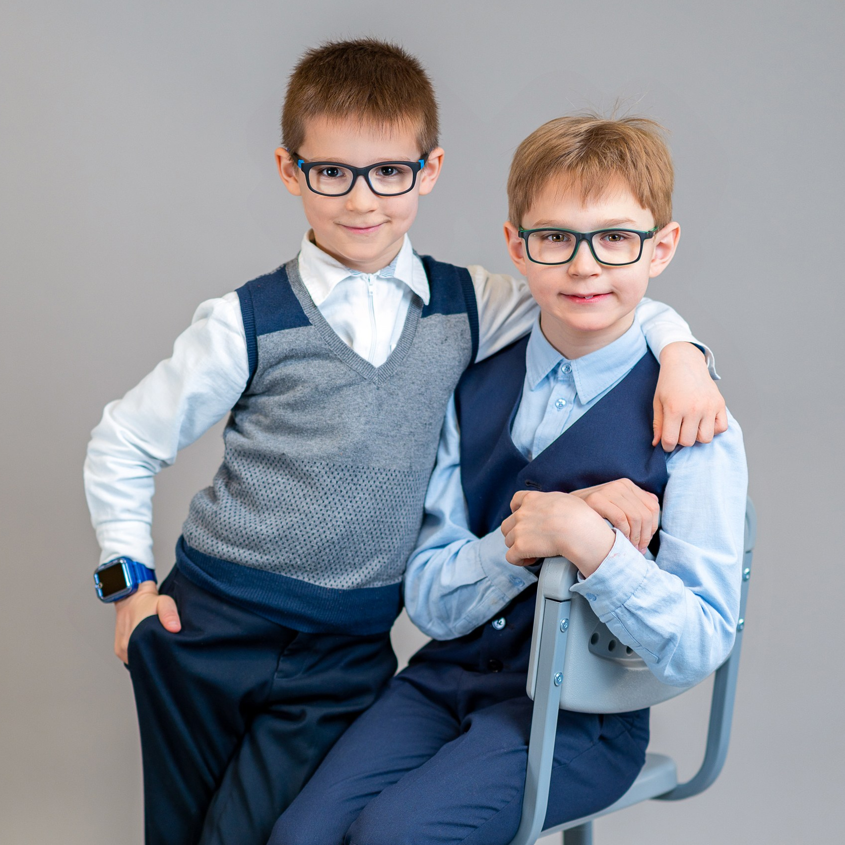 Фотосессия двух мальчиков на фоне для школьного альбома.