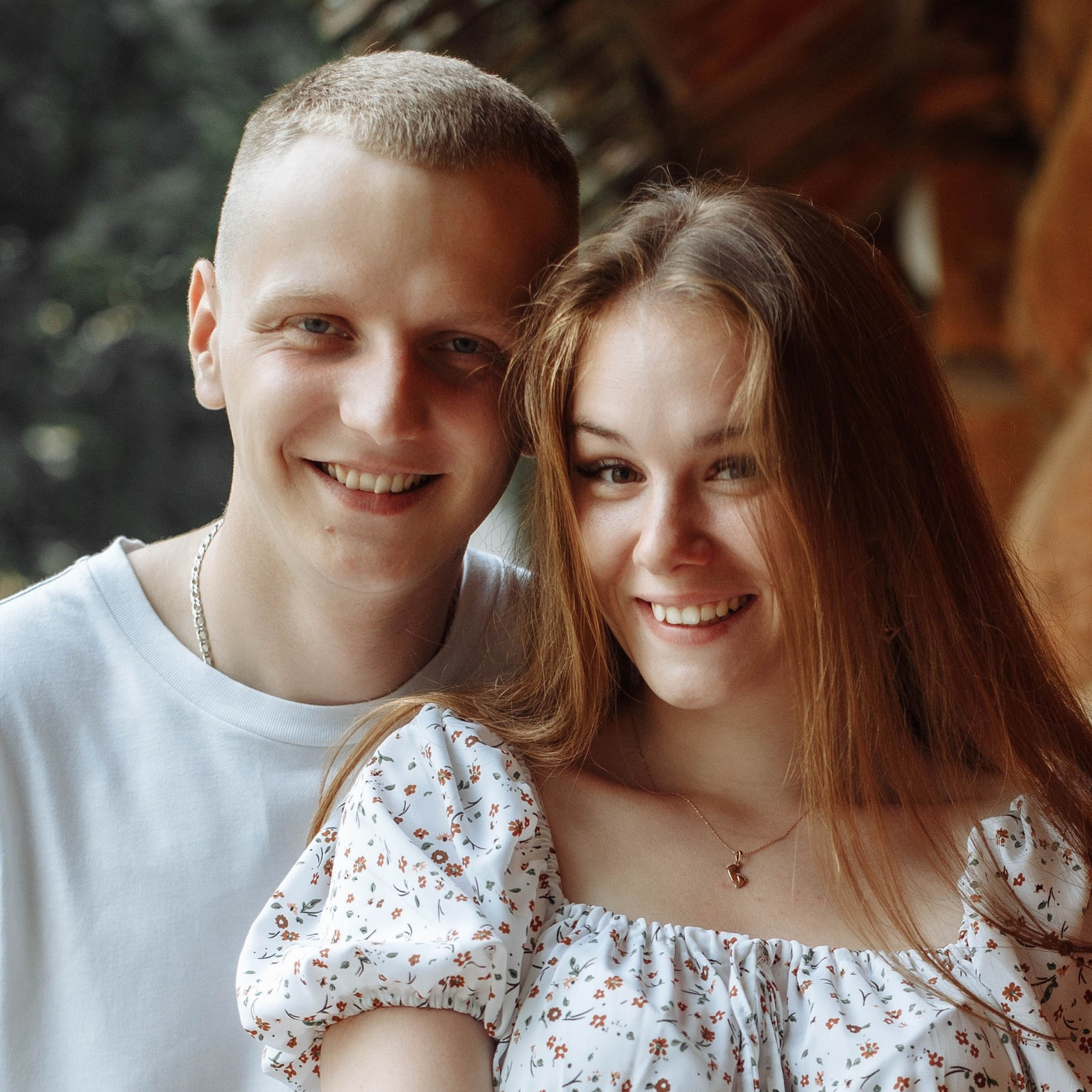 Фотосессия до свадьбы в парке Коломенское у древенчятого дома