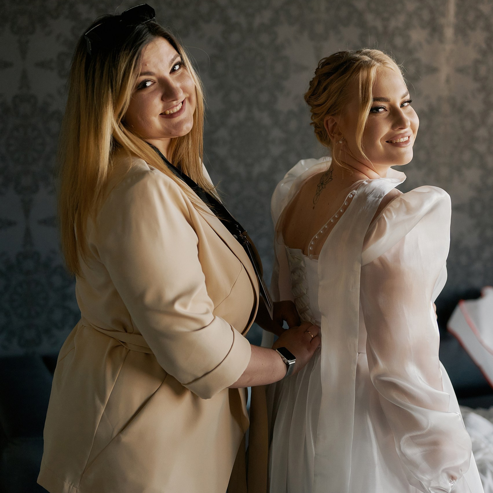 Координатор решает форс-мажорную ситуацию на свадьбе