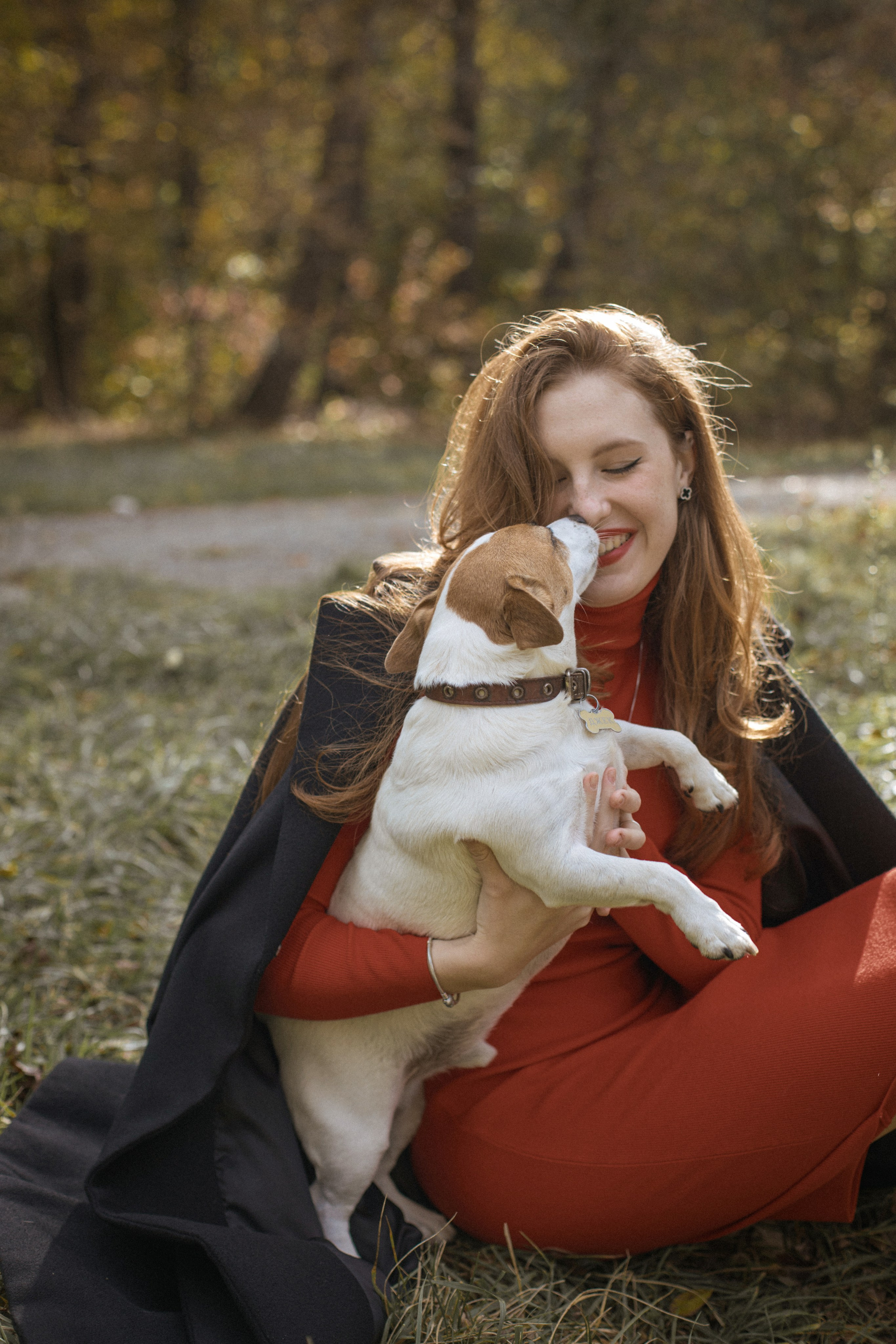 Девушка с собакой в Геленджикском лесу