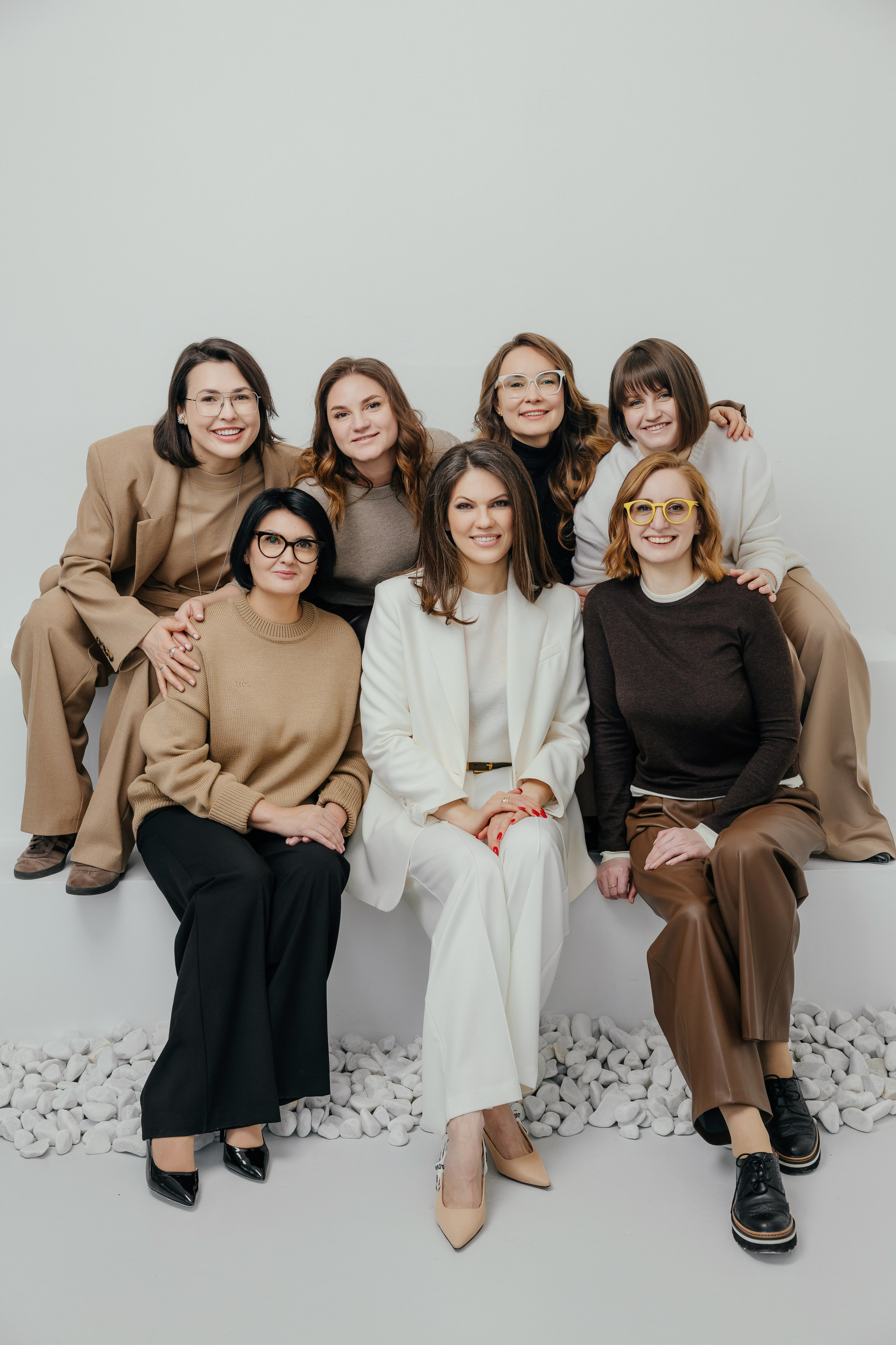 Групповое фото команды в деловых костюмах