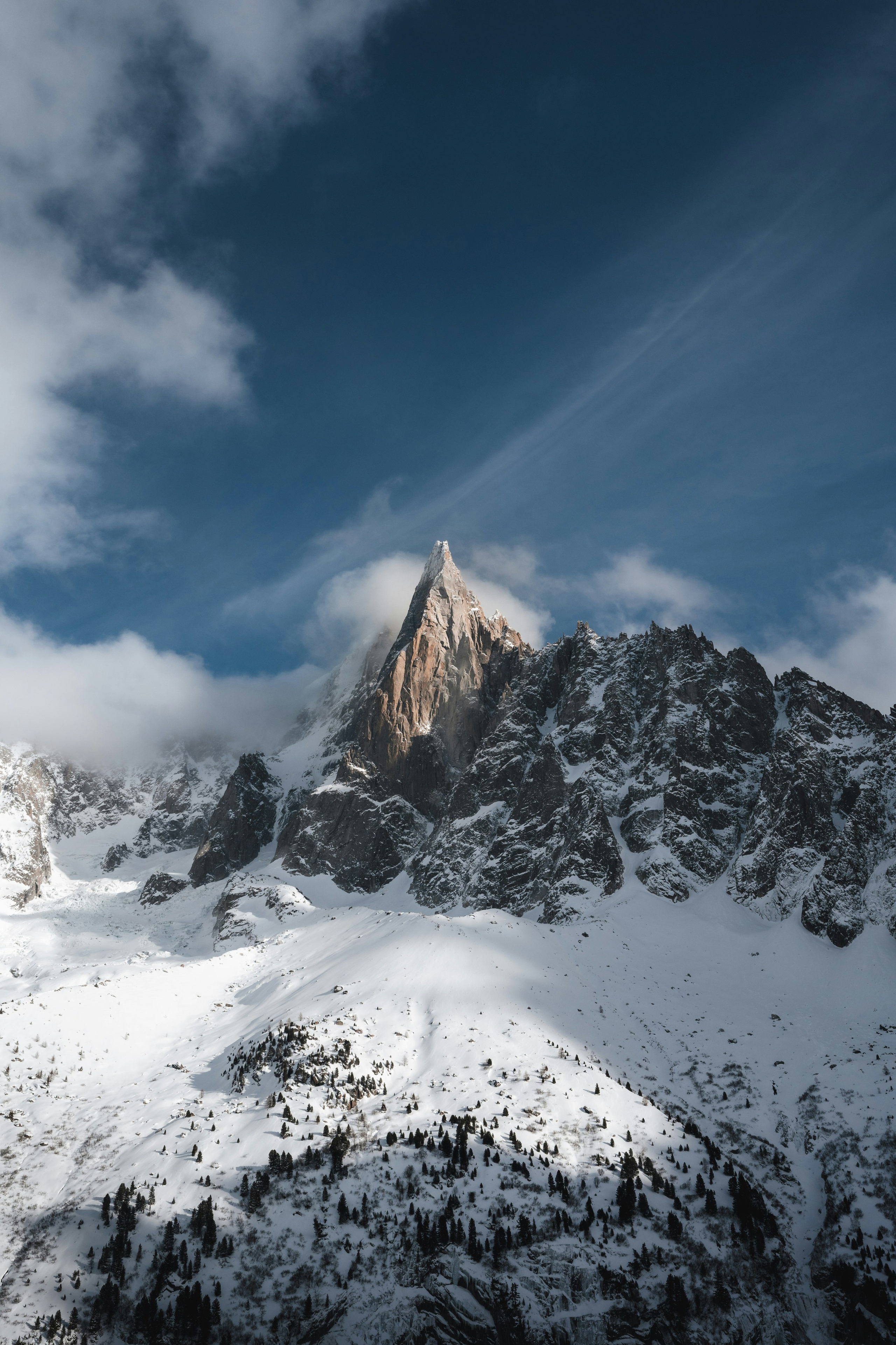 Заснеженные горы - вертикальное фото в высоком качестве