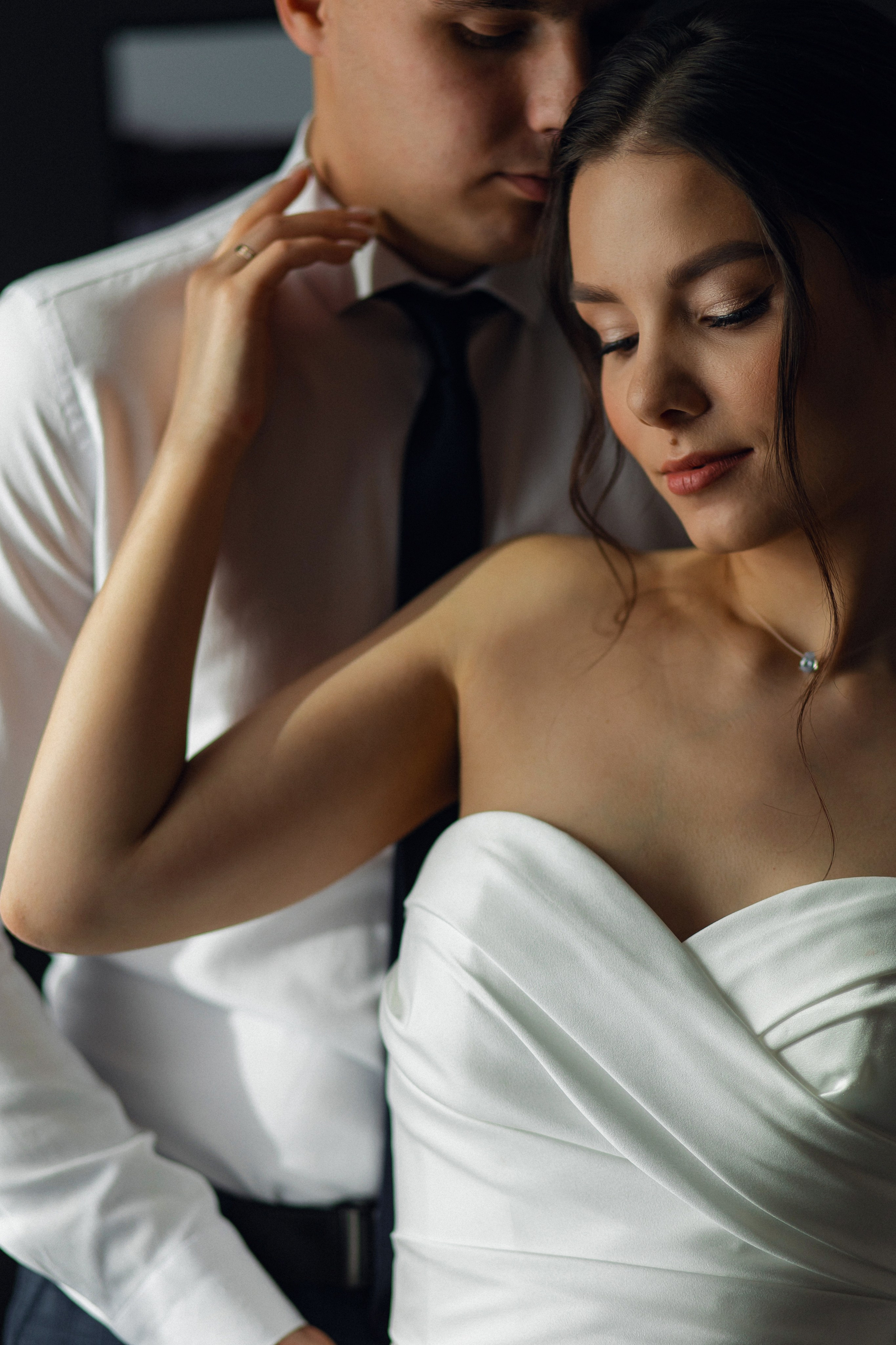 Эмоциональный портрет в Roomy Hotel Архангельска: пара в полумраке при естественном свете с акцентом на руки и взгляды для камерной свадебной истории