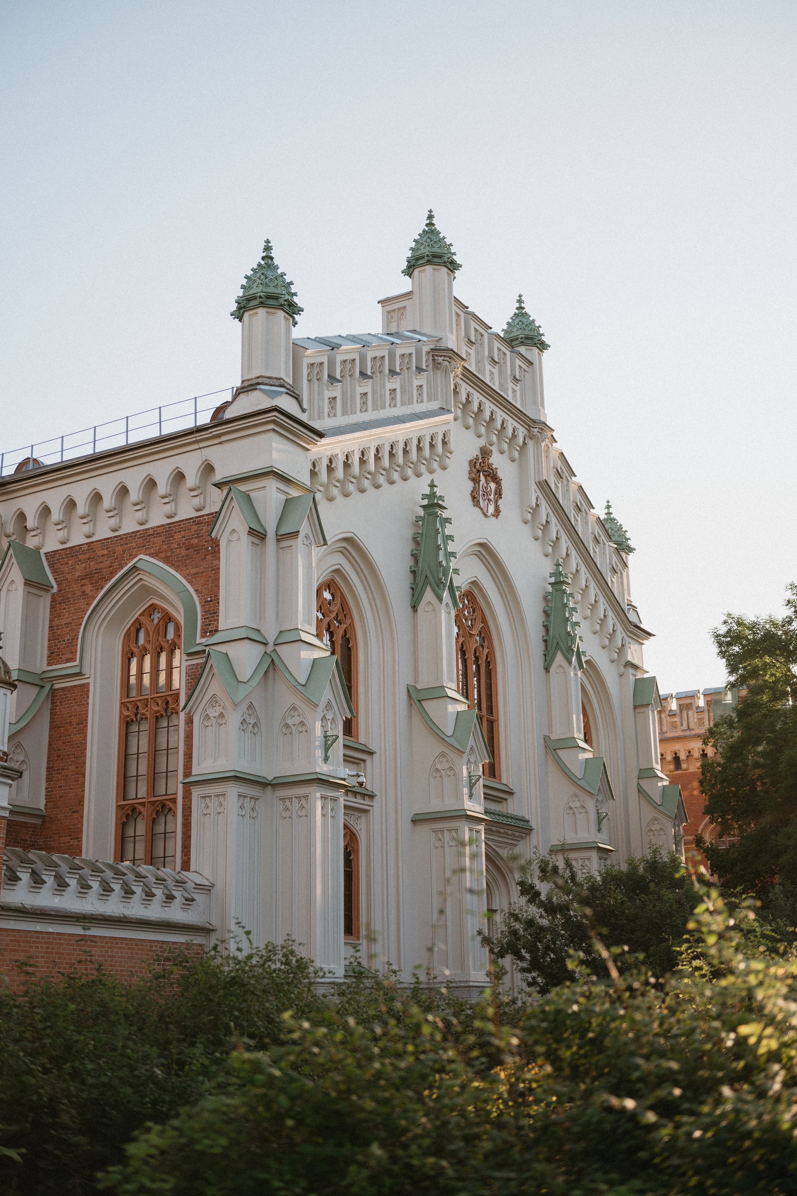 Царские конюшни в Петергофе для свадебной фотосессии