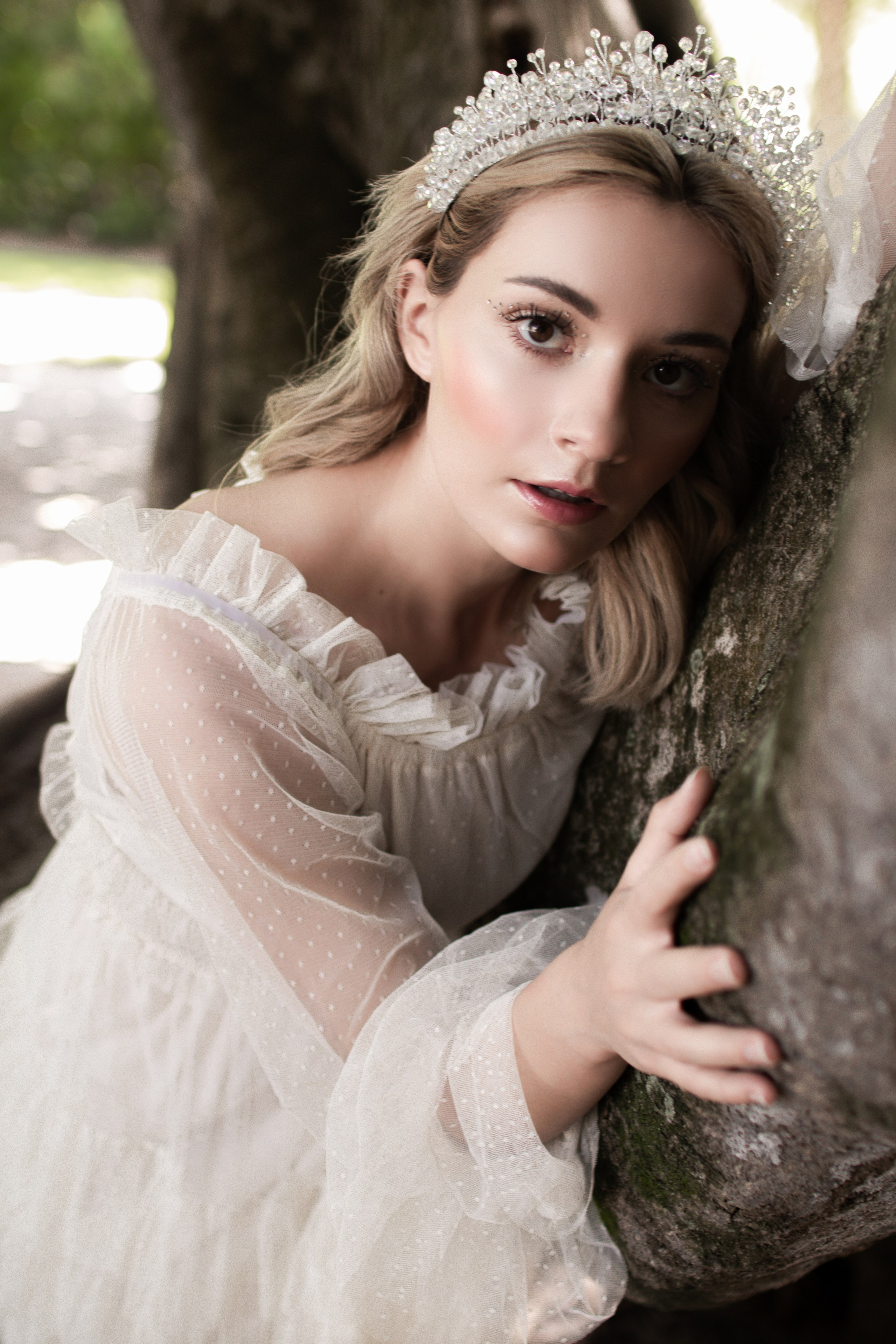 Family photoshoot in Barwick Park with green lawns and oak trees