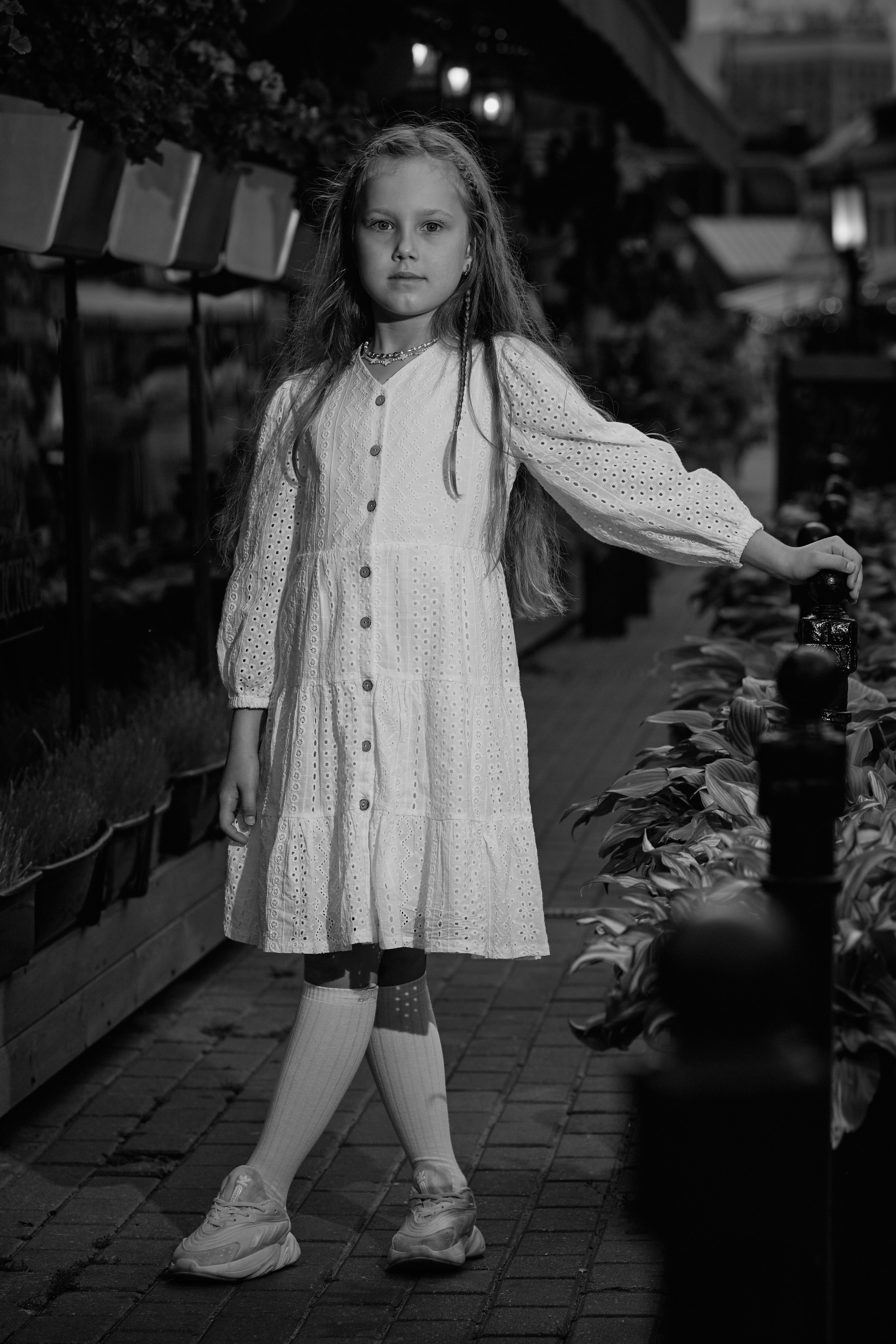 девочка на улице в платье