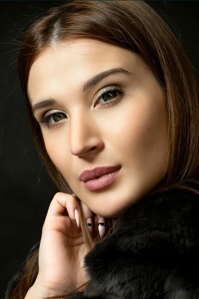 Женский студийный портрет на чёрном фоне