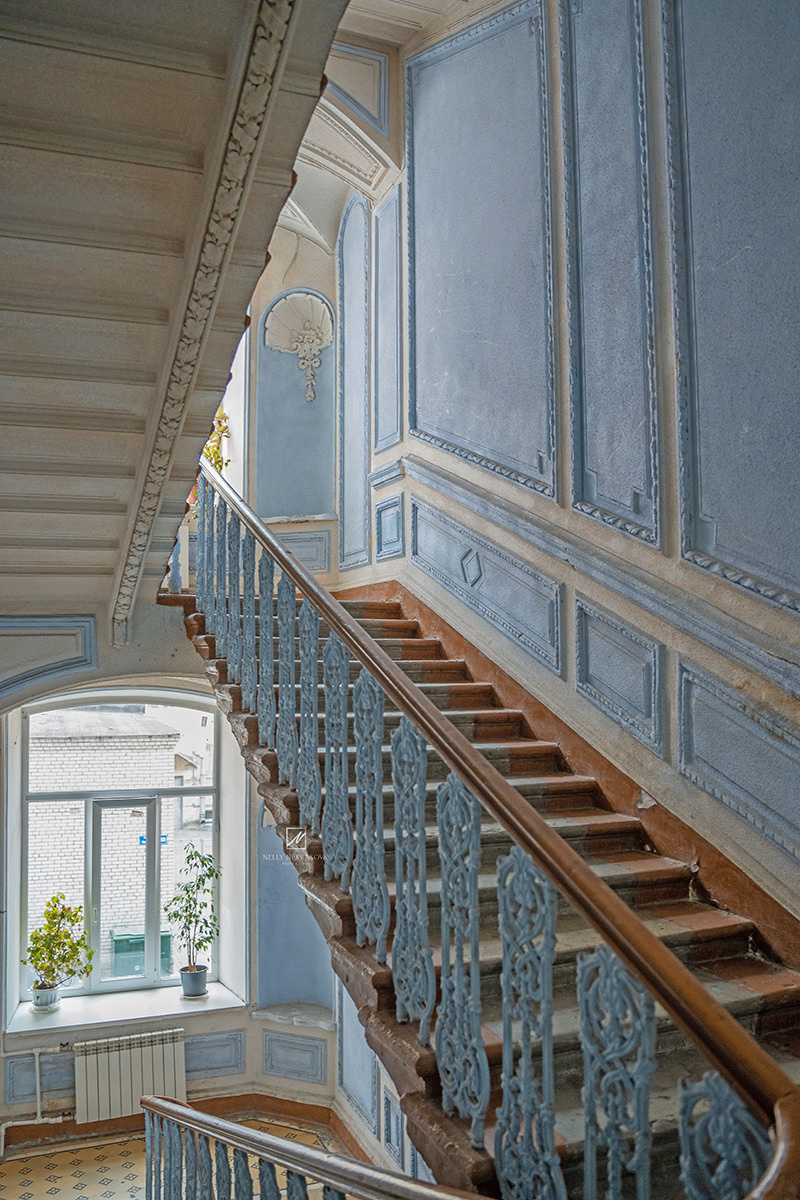 Голубая парадная в районе Чернышевской. Фотограф и искусствовед в Туле и Санкт-Петербурге Нелли Некрасова