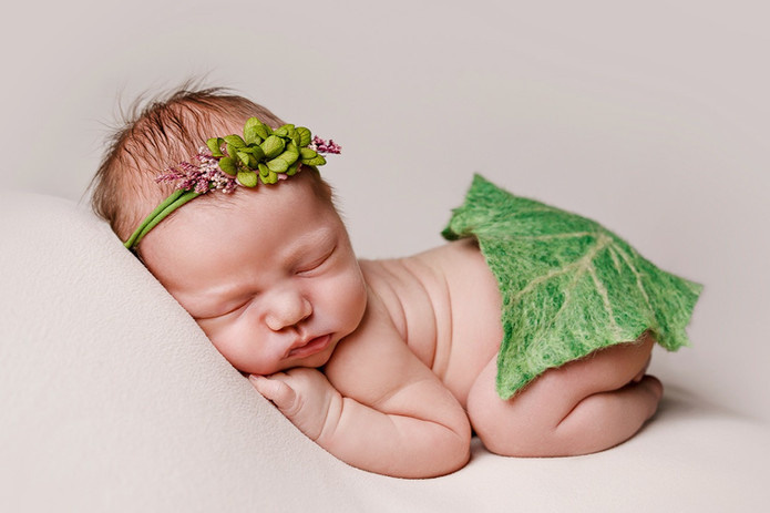 Новорожденная девочка на фотосессии NewbornAngel
