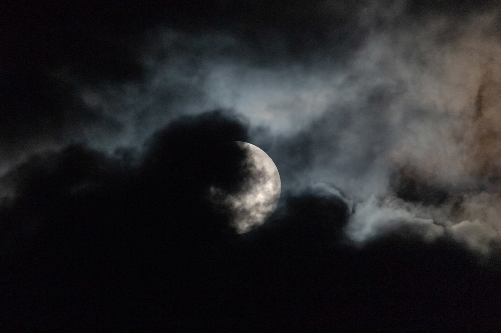 Длинное лунное затмение. Фотограф Евгений Стельмах в Молодечно и Минске