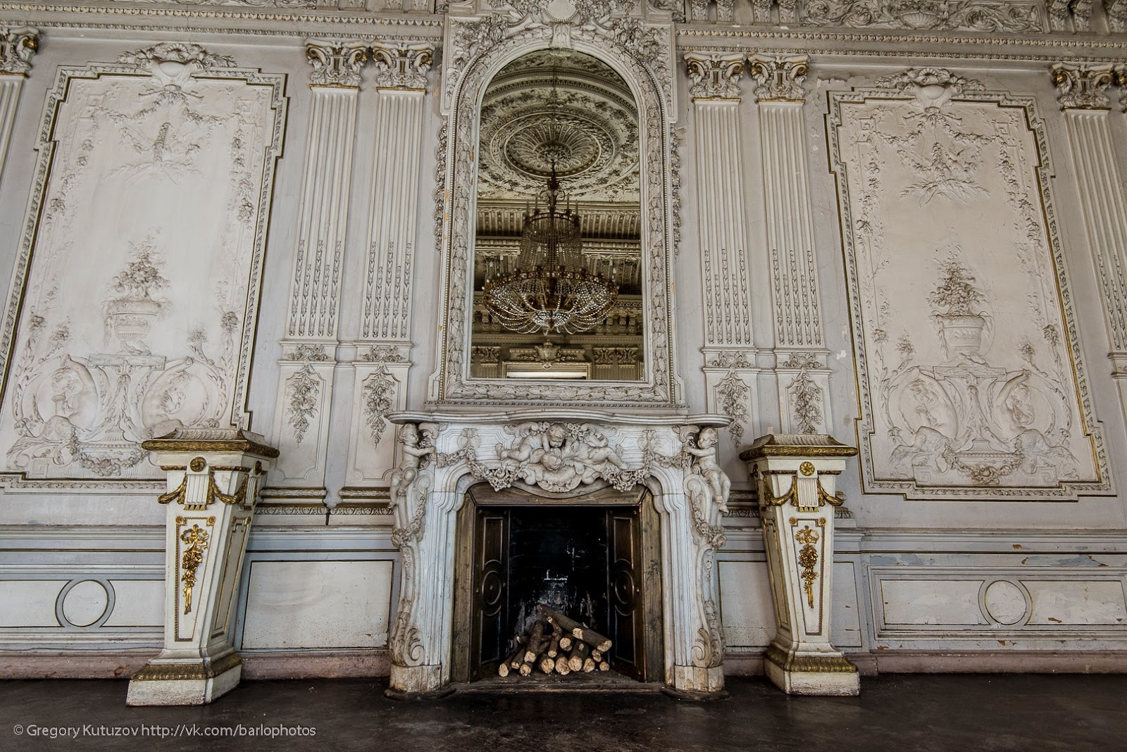 дворцы в Санкт-Петербурге для свадебной фотосессии в дождь, осенью или зимой
