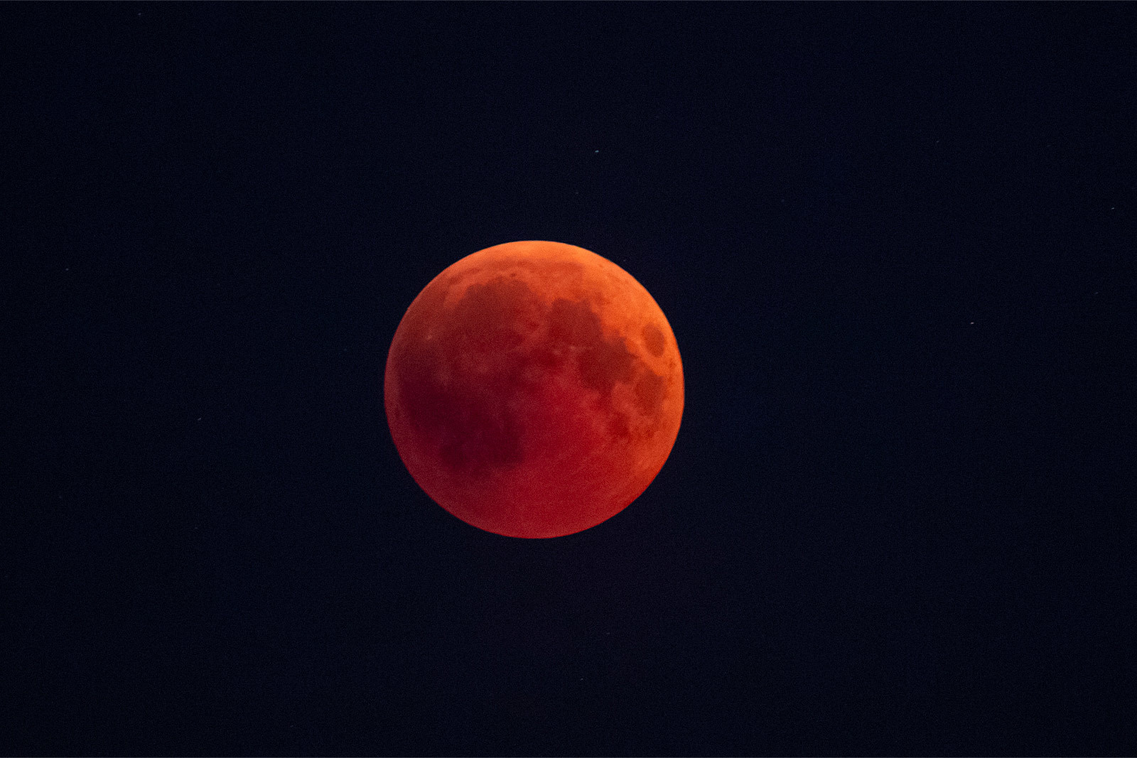 Длинное лунное затмение. Фотограф Евгений Стельмах в Молодечно и Минске