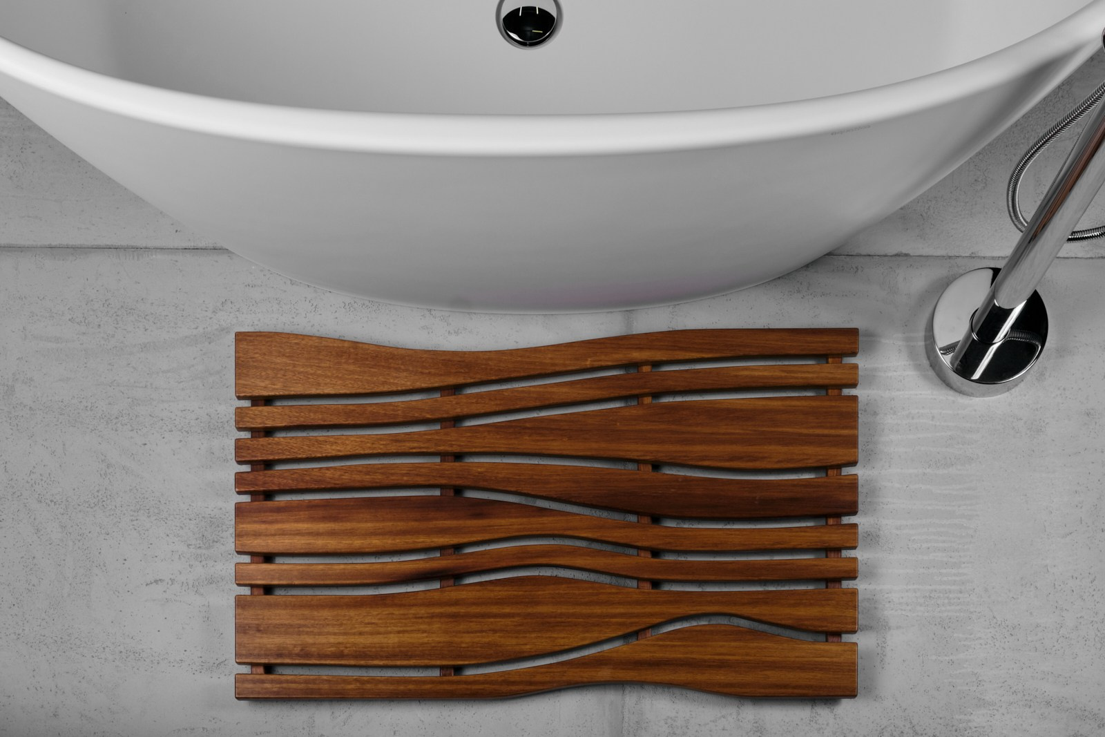 премиальный душевой коврик из дерева фотосъемка на производстве