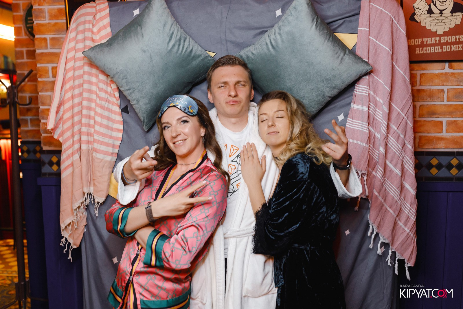 Пижамная вечеринка в Harat's. Кипятком Караганда