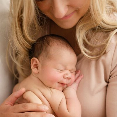 Фотосессия новорожденных в Москве дома и в студии от фотографа новорожденных. Фотосессия в студии в Москве от профессионального фотографа услуги по доступным ценам