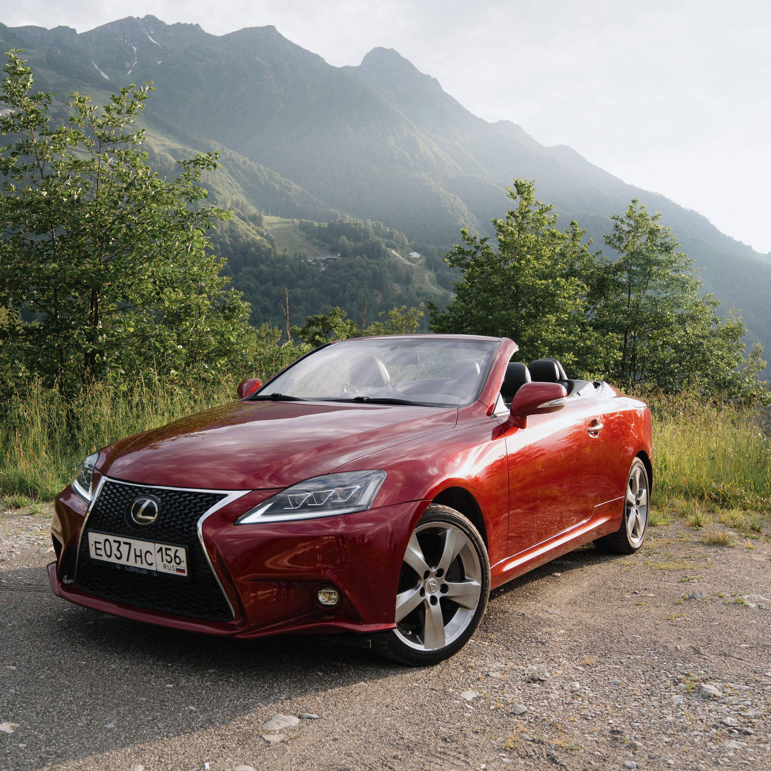 Виктор Рогулев и его кабриолет Lexus для фототуров в Сочи