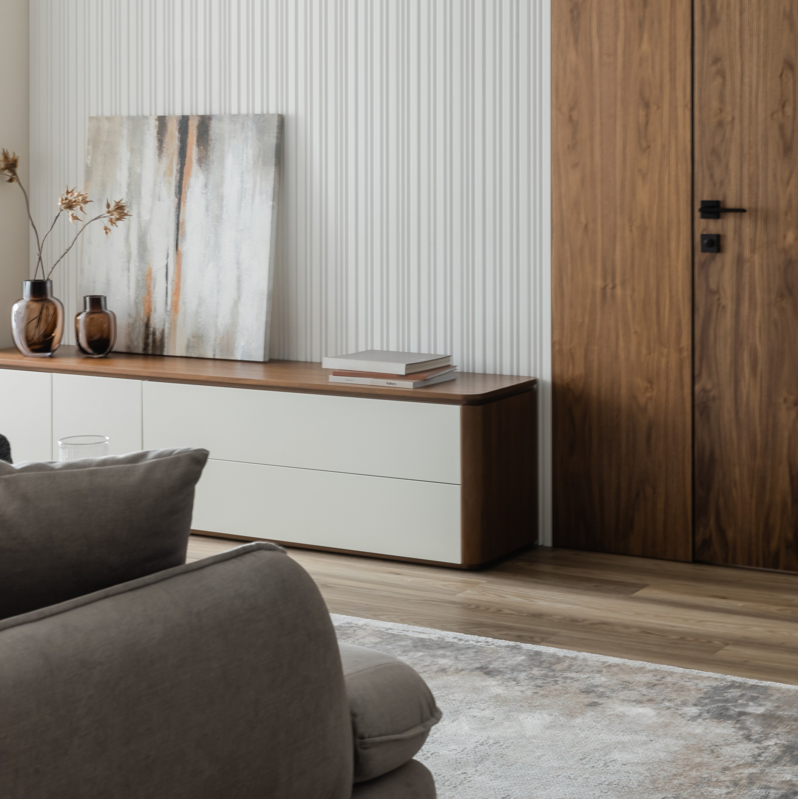 Кухня-гостиная 40,4 кв.м. Диван напротив дверь и тумба.