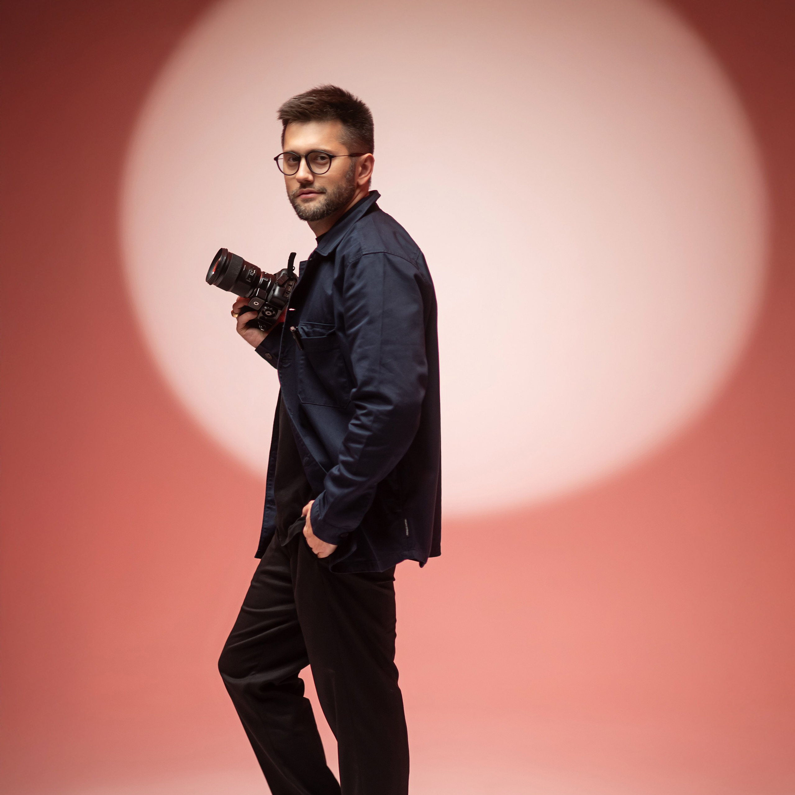 Здравствуйте, меня зовут Евгений Ступак я свадебный фотограф из НовосибирскаЗанимаюсь фотографией более 15 лет, есть все мои работы есть на моем сайте stupakphoto.ru- Работаю с видеографом в команде (видеограф снимает видео фильм, клип и reels).- Отдам первые фотографии уже  на следующий день. - Все дополнительное оборудование ( проф. Свет, дым машина, квадрокоптер уже включен в стоимость).- Сниму вас на пленку и полароид бесплатно*.- Есть гайд, ТОП 50 локаций для фотосессии, отправлю по запросу PDF файл.- Получите Reels в подарок при заказе фотосессии*.- Так много спецалистов, кого же выбрать? Смотрите фотографии свадеб целиком и читайте отзывы клиентов!Бронирование свадебного сезона 2026, уточните вашу дату, она может быть уже занята. 