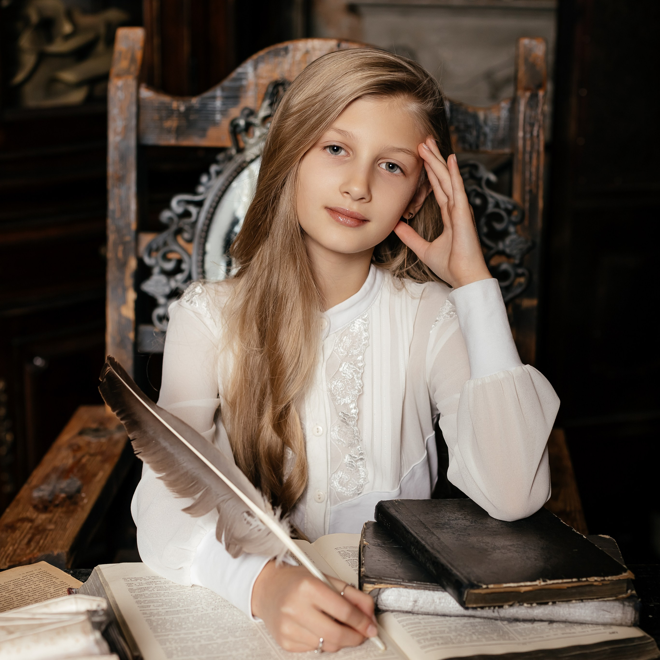 Ученица в белой блузке с длинными волосами пишет пером. Работа школьного фотографа фотостудии Вышка. 