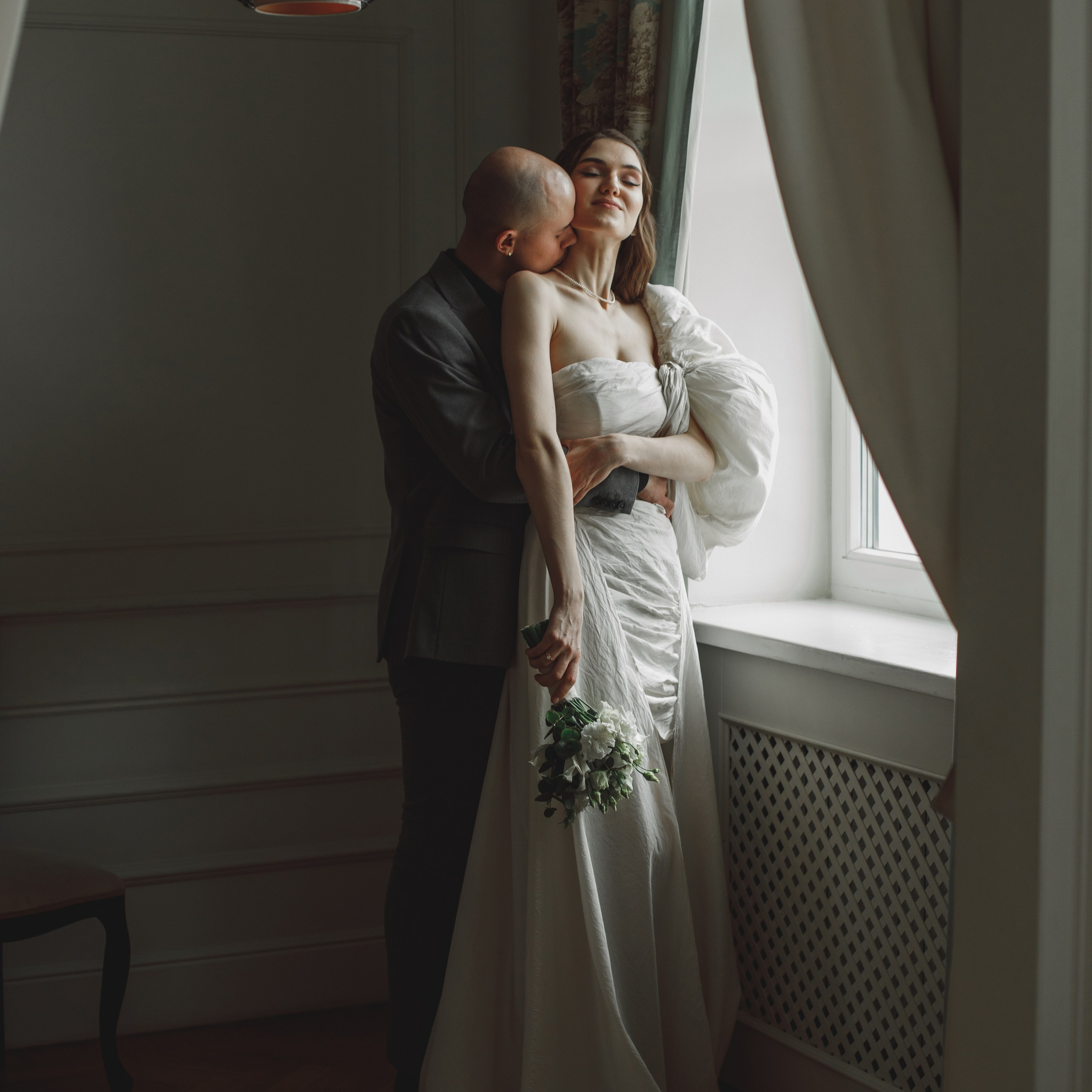 Сборы жениха и невесты в отеле - это отличный выбор локации для фотосессии.