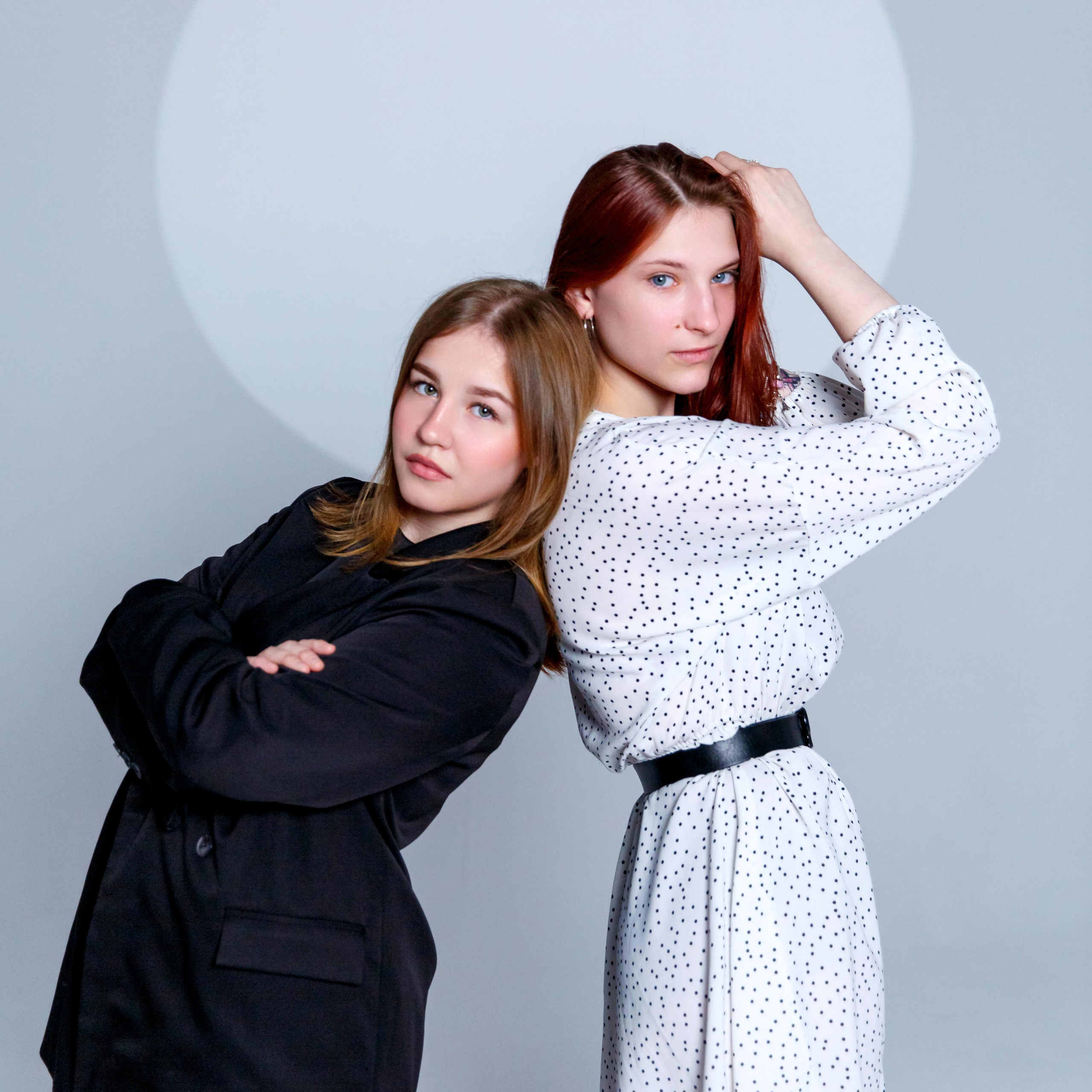 Старшеклассница стоит на школьной парте. Фото для выпускного альбома 11 класса. Работа фотостудии Вышка в Москве.