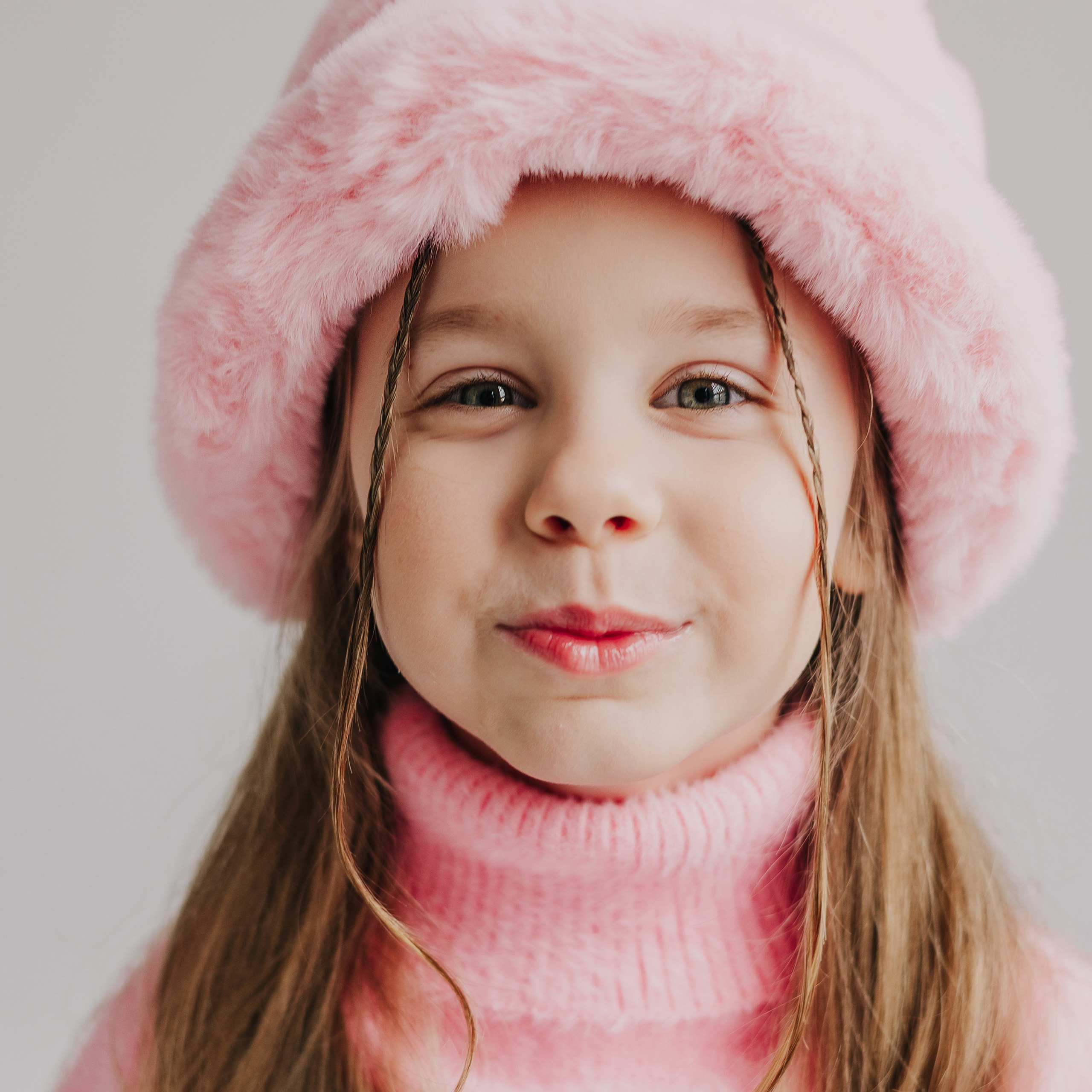 Крещение фотосессия: Ребенок в светлом наряде, улыбающаяся мама.