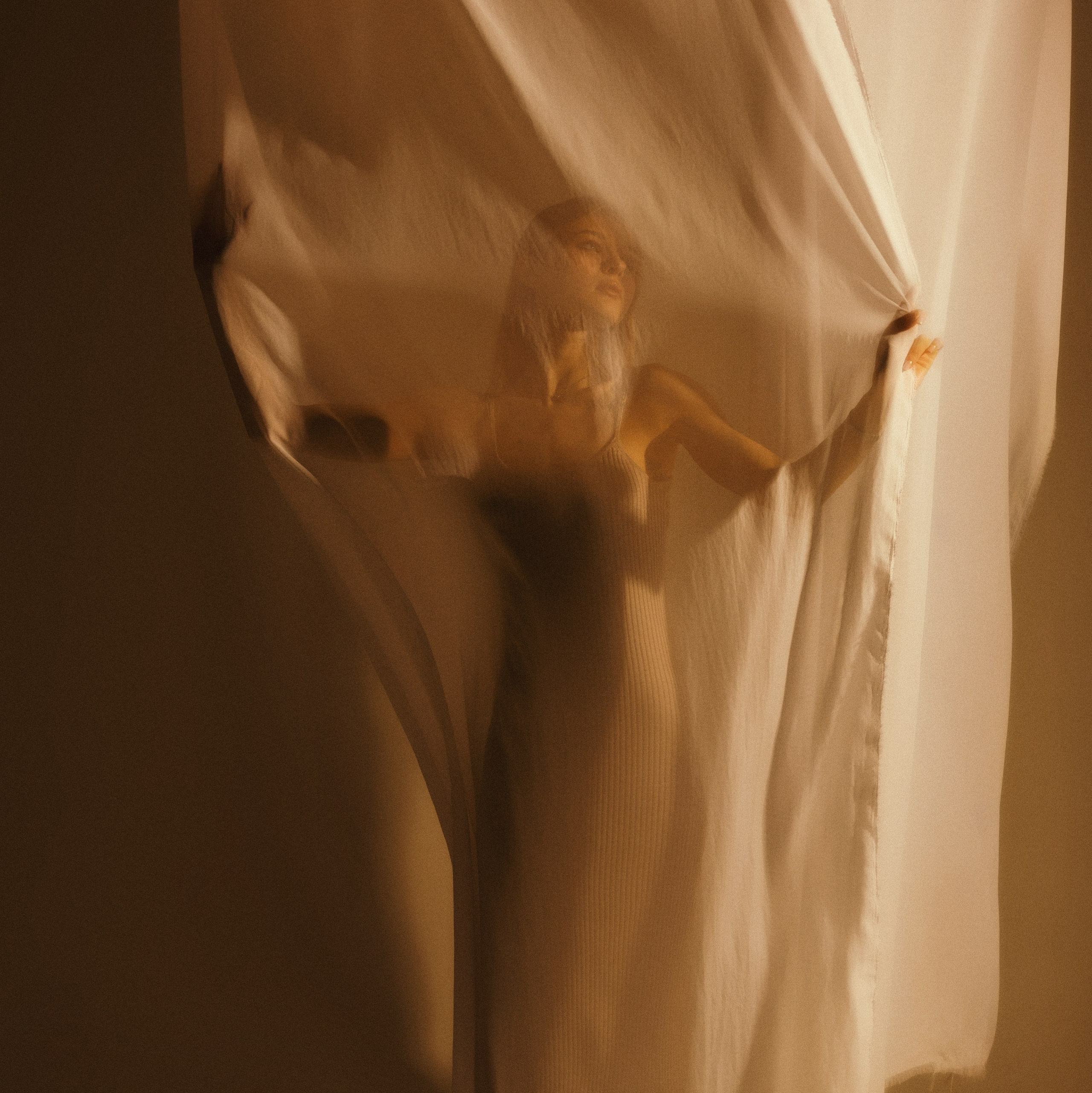 Художественный снимок с тканью на фоне. Иллюстрация эмоционального подхода в съёмке.